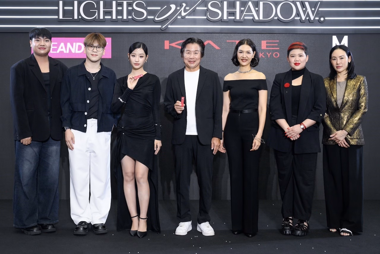 “kate ร่วมกับ Eveandboy และ เดอะมอลล์ไลฟ์สโตร์ บางกะปิ จัดงาน ‘lights On Shadow’ Event นำทีม Brand Muse ‘ตู–ต้นตะวัน’ เผยสไตล์อันเป็นเอกลักษณ์ Cool & Sharp พร้อมอินฟลูเอนเซอร์ชื่อดัง เก่ง–น้ำปิง, มาร์ค และจัมโม่ ตอกย้ำกลยุทธ์เจาะ Gen Z กับกิจกรรมเอ็กซ์คลูซีฟเพียบ!”
