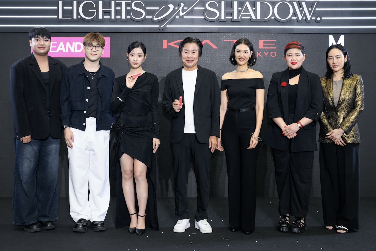 “kate ร่วมกับ Eveandboy และ เดอะมอลล์ไลฟ์สโตร์ บางกะปิ จัดงาน ‘lights On Shadow’ Event นำทีม Brand Muse ‘ตู–ต้นตะวัน’ เผยสไตล์อันเป็นเอกลักษณ์ Cool & Sharp พร้อมอินฟลูเอนเซอร์ชื่อดัง เก่ง–น้ำปิง, มาร์ค และจัมโม่ ตอกย้ำกลยุทธ์เจาะ Gen Z กับกิจกรรมเอ็กซ์คลูซีฟเพียบ!”