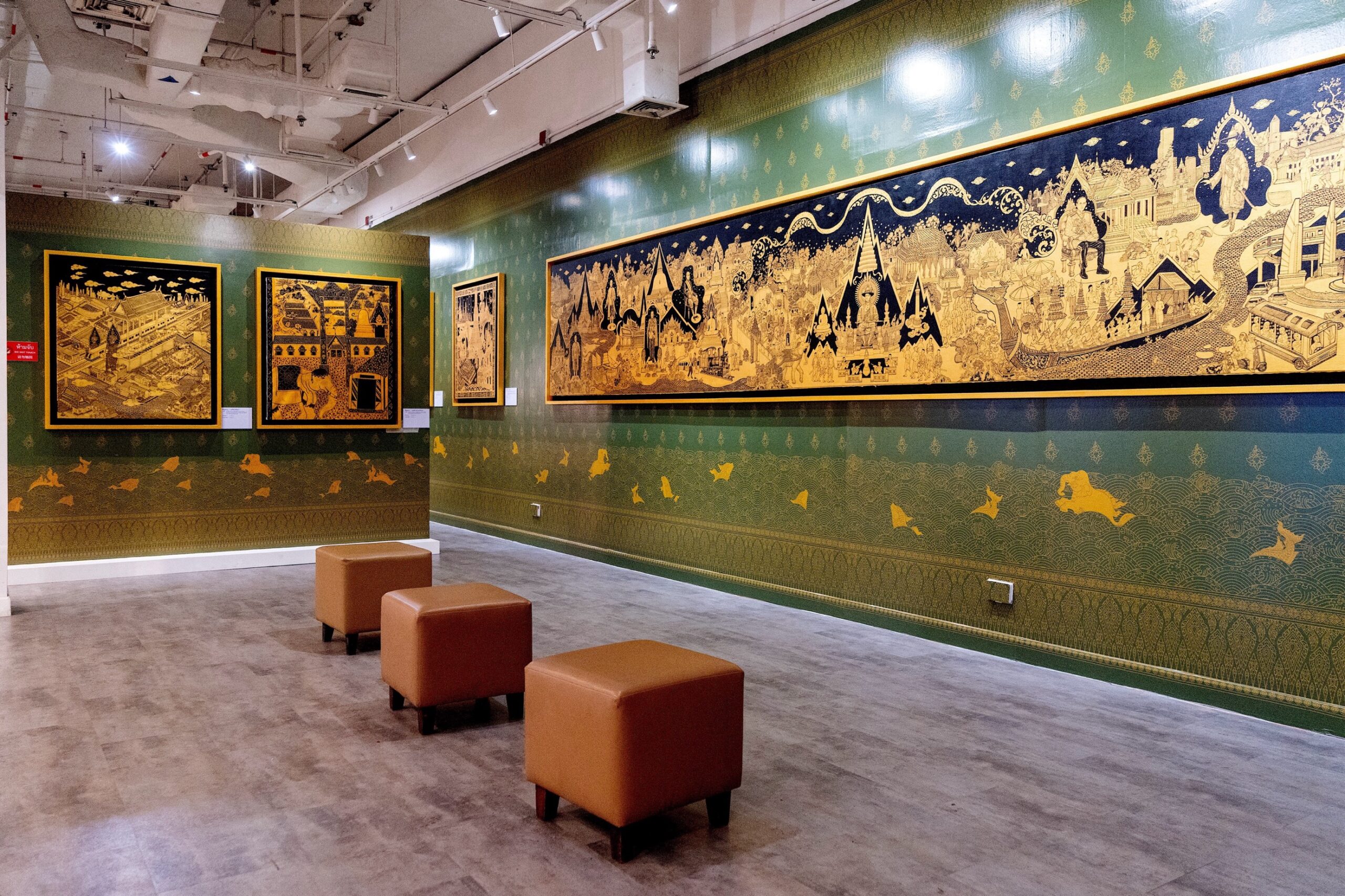 ลวดลายแผ่นทองสู่จินตนาการของคนรุ่นใหม่… Bmn เชิญชวนชื่นชมภาพวาดลายรดน้ำ จากฝีมือเยาวชนไทย ที่ตีความความรุ่งเรืองแห่งรัตนโกสินทร์อย่างมีชีวิตชีวา ในนิทรรศการ “สืบสายลายรัก ณ Metro Art สถานี Mrt พหลโยธิน