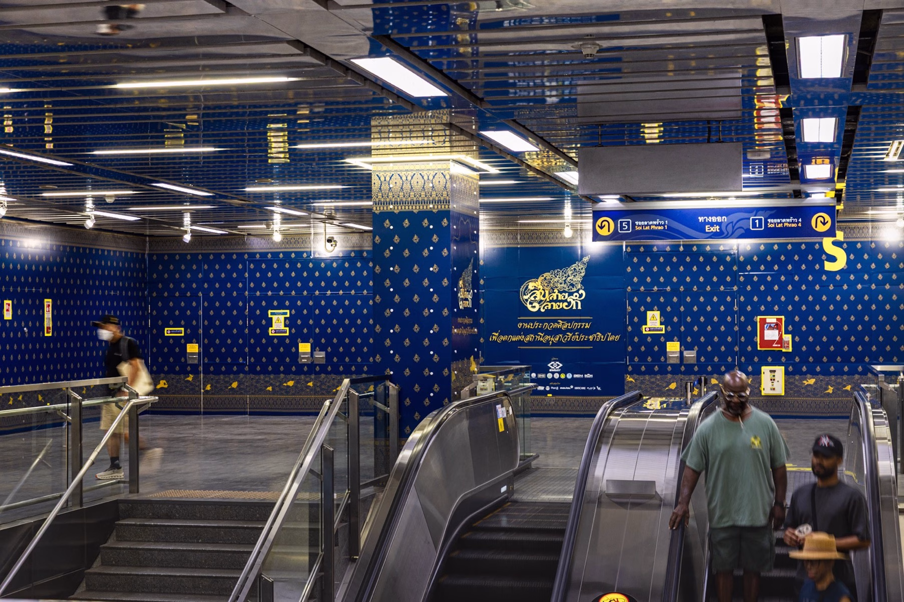 ลวดลายแผ่นทองสู่จินตนาการของคนรุ่นใหม่… Bmn เชิญชวนชื่นชมภาพวาดลายรดน้ำ จากฝีมือเยาวชนไทย ที่ตีความความรุ่งเรืองแห่งรัตนโกสินทร์อย่างมีชีวิตชีวา ในนิทรรศการ “สืบสายลายรัก ณ Metro Art สถานี Mrt พหลโยธิน