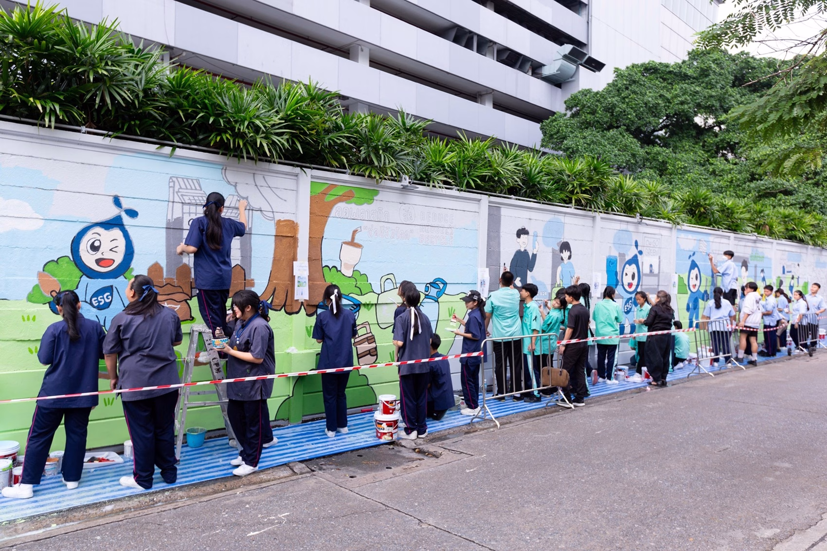 “ซีดับเบิ้ลยู ทาวเวอร์” ผนึกกำลัง กทม. และชุมชน สร้าง “cw Sustainable Art” พลิกโฉมกำแพง สู่พื้นที่ศิลปะสิ่งแวดล้อม ย้ำภาพผู้นำอาคาร Net Zero