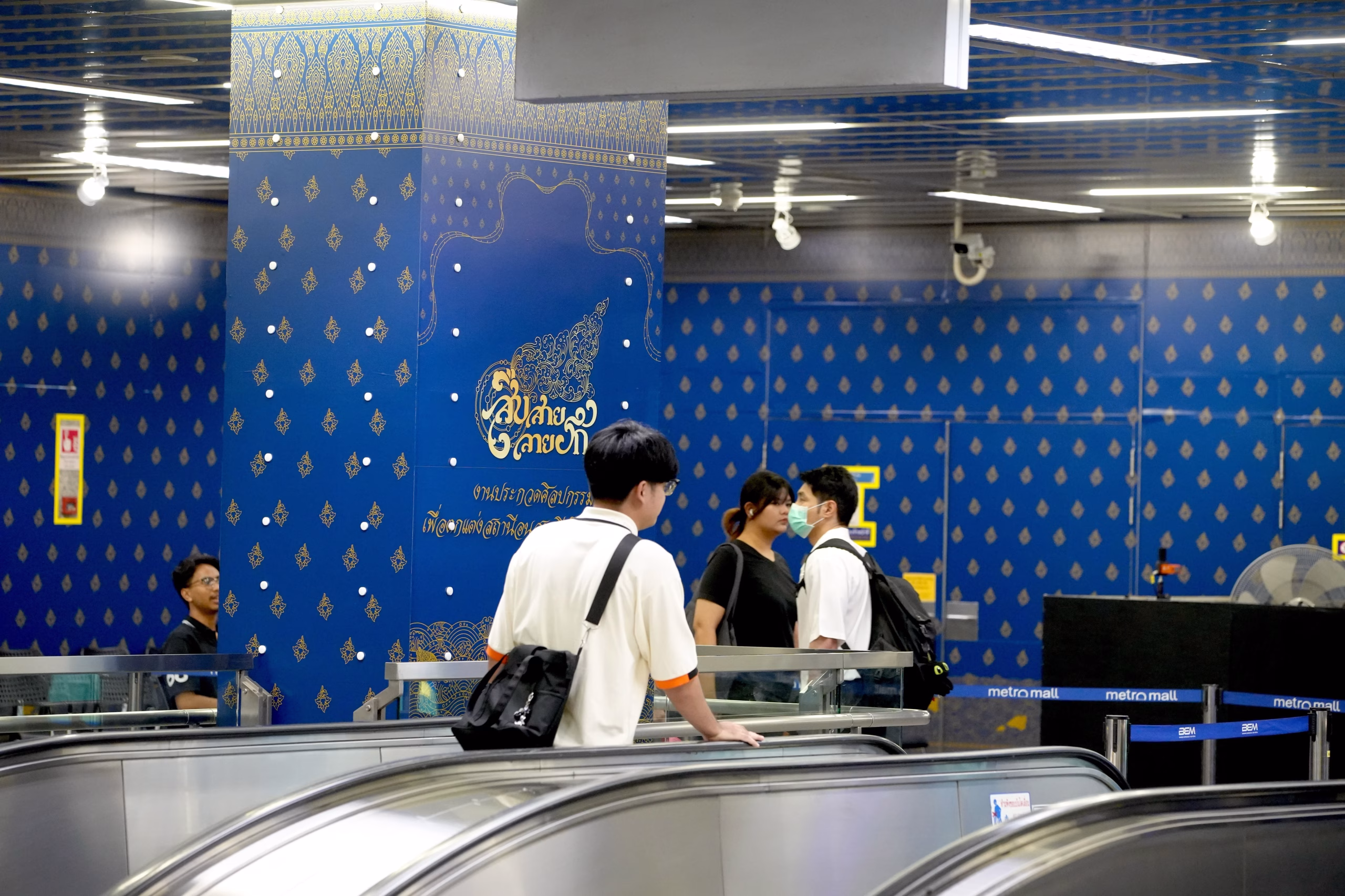 ลวดลายแผ่นทองสู่จินตนาการของคนรุ่นใหม่… Bmn เชิญชวนชื่นชมภาพวาดลายรดน้ำ จากฝีมือเยาวชนไทย ที่ตีความความรุ่งเรืองแห่งรัตนโกสินทร์อย่างมีชีวิตชีวา ในนิทรรศการ “สืบสายลายรัก ณ Metro Art สถานี Mrt พหลโยธิน