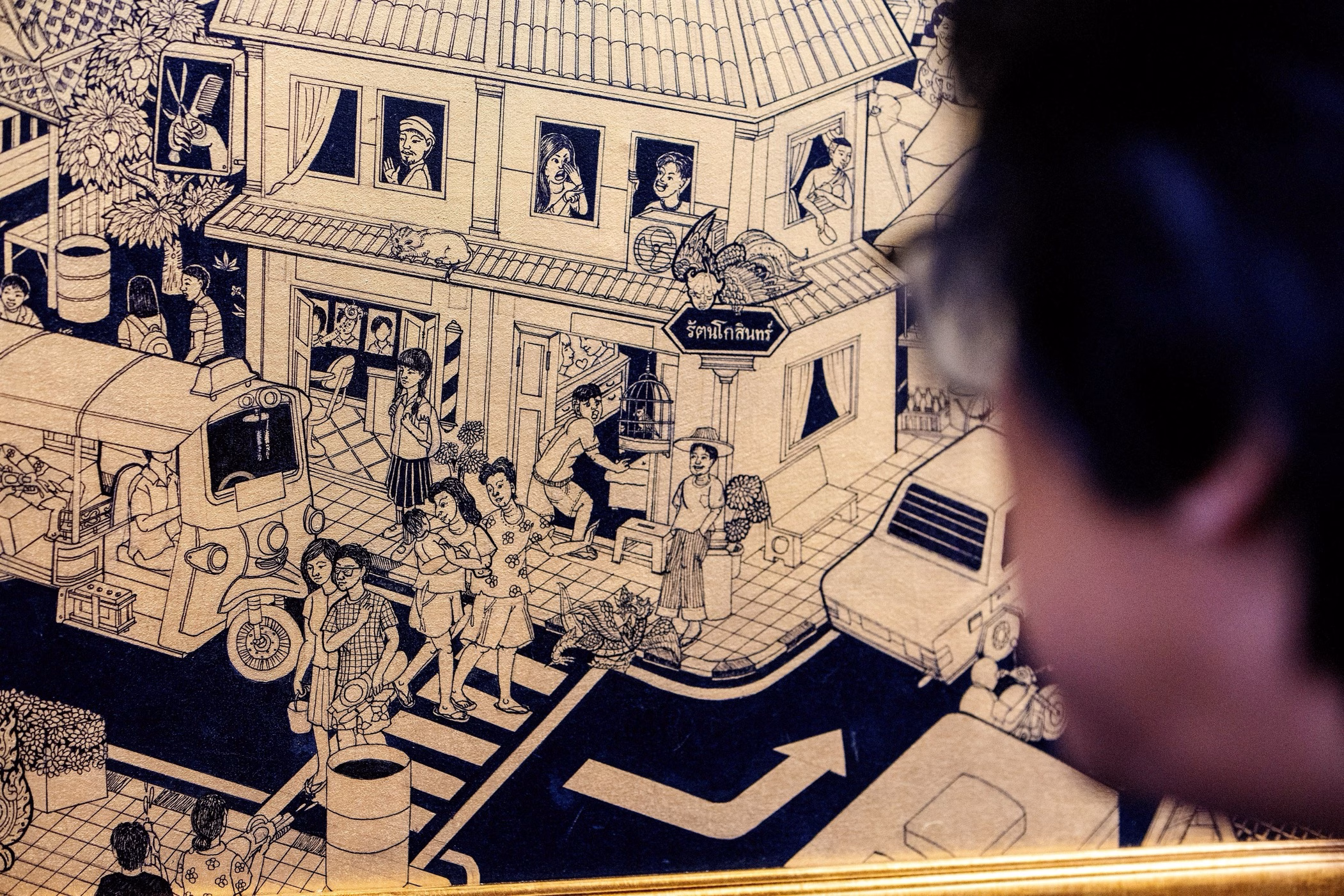 ลวดลายแผ่นทองสู่จินตนาการของคนรุ่นใหม่… Bmn เชิญชวนชื่นชมภาพวาดลายรดน้ำ จากฝีมือเยาวชนไทย ที่ตีความความรุ่งเรืองแห่งรัตนโกสินทร์อย่างมีชีวิตชีวา ในนิทรรศการ “สืบสายลายรัก ณ Metro Art สถานี Mrt พหลโยธิน