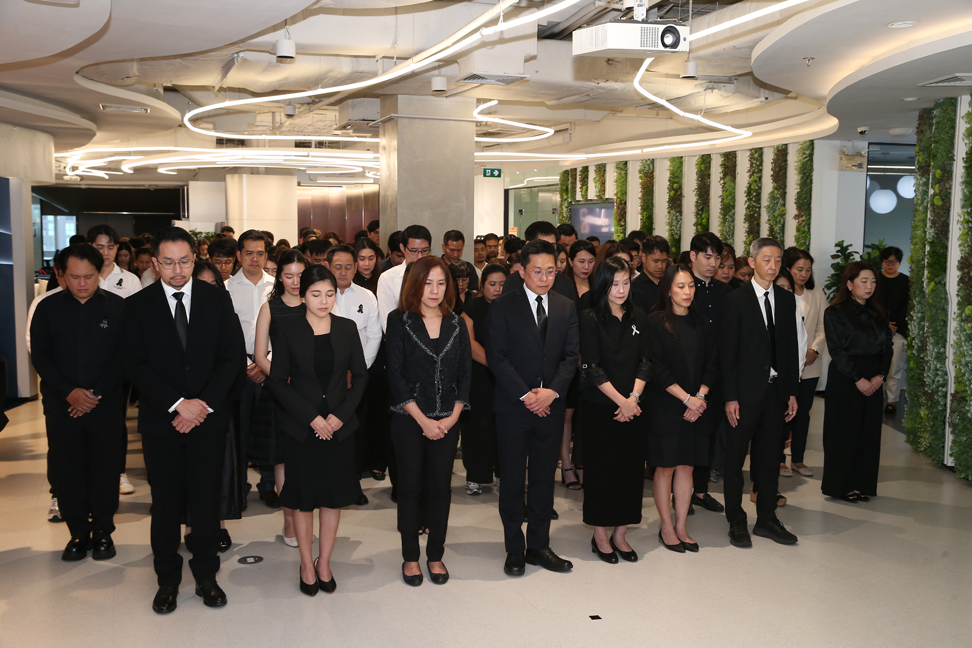 ศูนย์การค้าโรบินสันไลฟ์สไตล์ ร่วมถวายความอาลัยแด่ สมเด็จพระนางเจ้าสิริกิติ์ พระบรมราชินีนาถ พระบรมราชชนนีพันปีหลวง