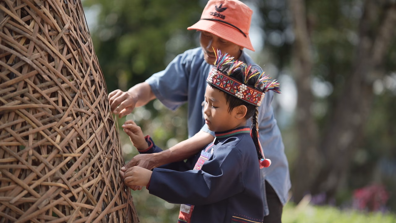 มูลนิธิแม่ฟ้าหลวงฯ ร่วมกับ เซ็นทรัล เชียงราย สืบสานพระปณิธานสมเด็จ พระบรมราชชนนีพันปีหลวง ถ่ายทอดภูมิปัญญา 4 ชนเผ่าล้านนา สู่งานศิลป์ “ต้นคริสต์มาสหมอกพันวา” ในเทศกาลสีสันกาสะลอง 2025
