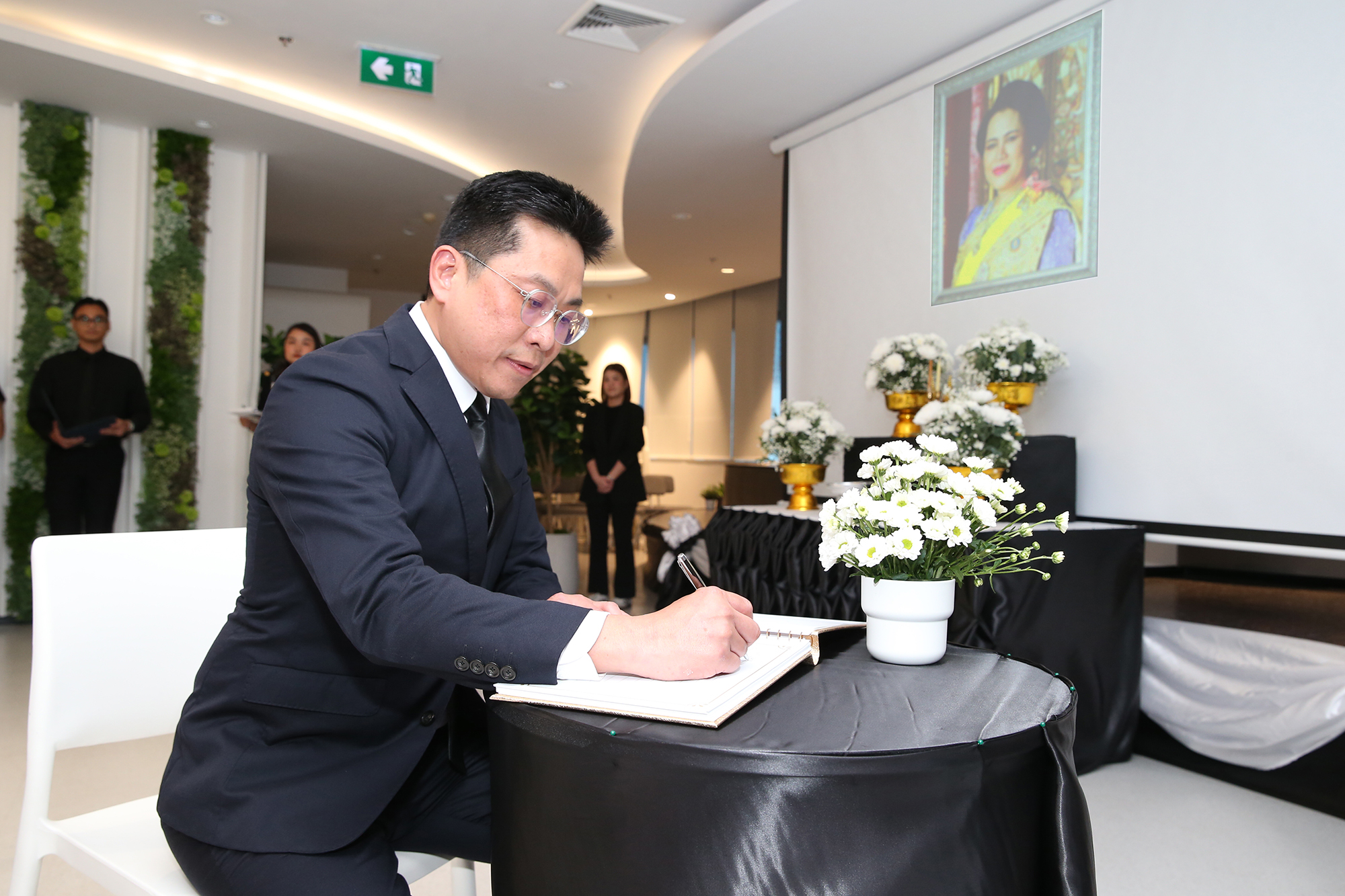 ศูนย์การค้าโรบินสันไลฟ์สไตล์ ร่วมถวายความอาลัยแด่ สมเด็จพระนางเจ้าสิริกิติ์ พระบรมราชินีนาถ พระบรมราชชนนีพันปีหลวง