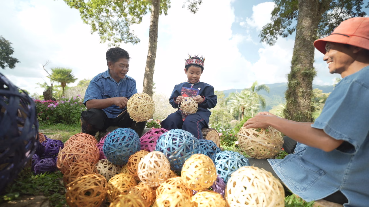 มูลนิธิแม่ฟ้าหลวงฯ ร่วมกับ เซ็นทรัล เชียงราย สืบสานพระปณิธานสมเด็จ พระบรมราชชนนีพันปีหลวง ถ่ายทอดภูมิปัญญา 4 ชนเผ่าล้านนา สู่งานศิลป์ “ต้นคริสต์มาสหมอกพันวา” ในเทศกาลสีสันกาสะลอง 2025