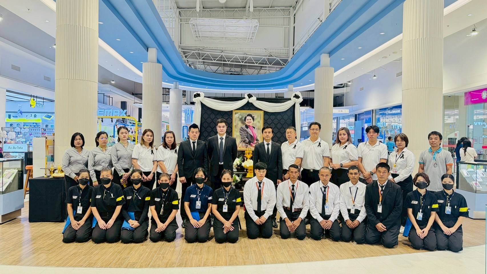 ศูนย์การค้าโรบินสันไลฟ์สไตล์ ร่วมถวายความอาลัยแด่ สมเด็จพระนางเจ้าสิริกิติ์ พระบรมราชินีนาถ พระบรมราชชนนีพันปีหลวง