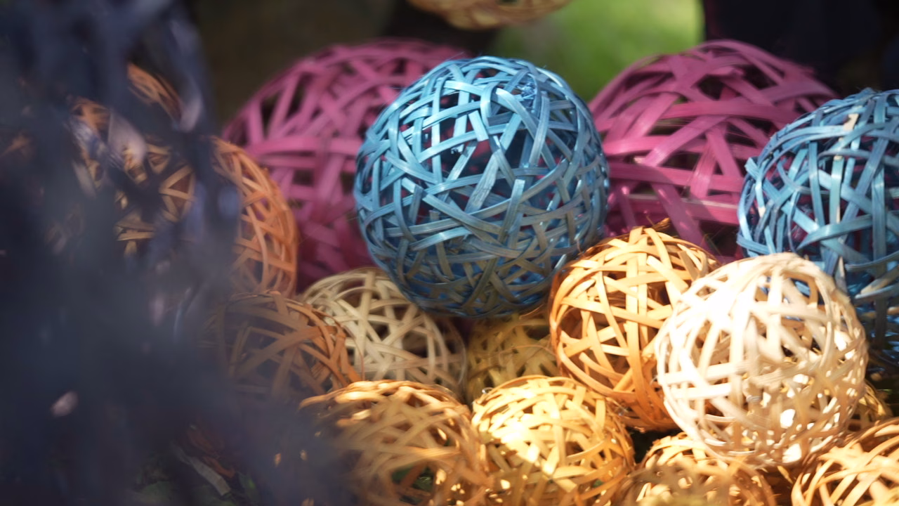 มูลนิธิแม่ฟ้าหลวงฯ ร่วมกับ เซ็นทรัล เชียงราย สืบสานพระปณิธานสมเด็จ พระบรมราชชนนีพันปีหลวง ถ่ายทอดภูมิปัญญา 4 ชนเผ่าล้านนา สู่งานศิลป์ “ต้นคริสต์มาสหมอกพันวา” ในเทศกาลสีสันกาสะลอง 2025