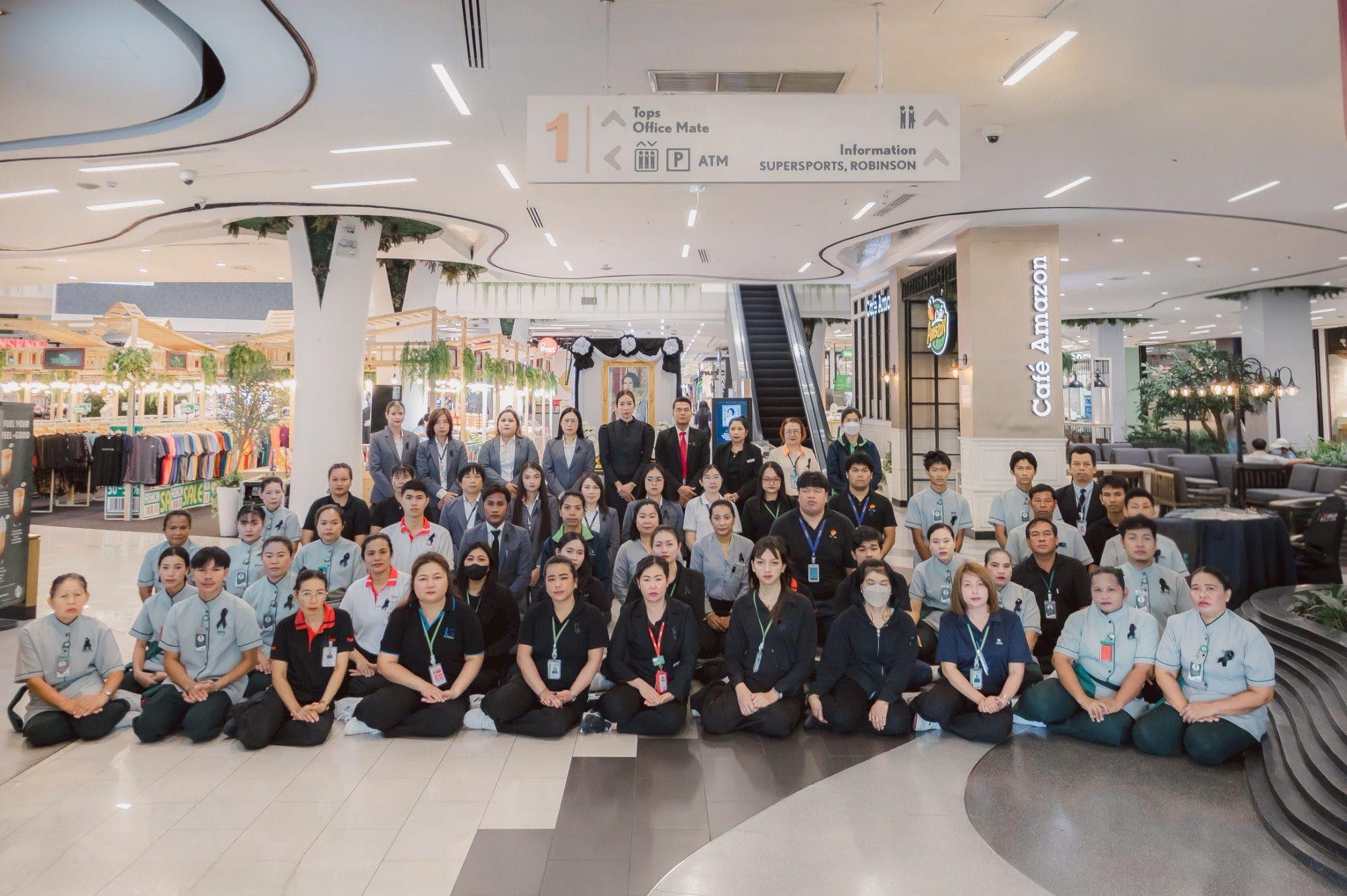 ศูนย์การค้าโรบินสันไลฟ์สไตล์ ร่วมถวายความอาลัยแด่ สมเด็จพระนางเจ้าสิริกิติ์ พระบรมราชินีนาถ พระบรมราชชนนีพันปีหลวง