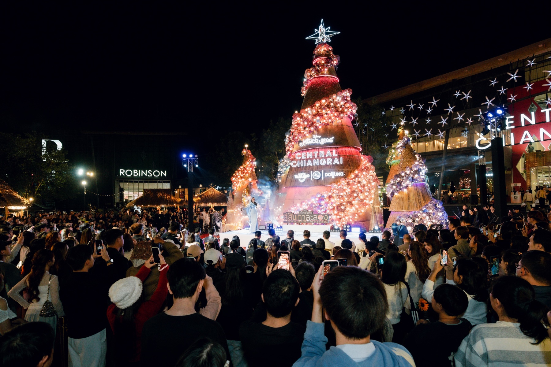 เริ่มแล้ว! เทศกาลสีสันกาสะลอง 2025 ตระการตา “ต้นคริสต์มาสหมอกพันวา” หนึ่งเดียวในโลก เทิดพระเกียรติสมเด็จพระบรมราชชนนีพันปีหลวง ถ่ายทอดเสน่ห์ อัตลักษณ์ไทยสู่เวทีโลก ณ เซ็นทรัล เชียงราย