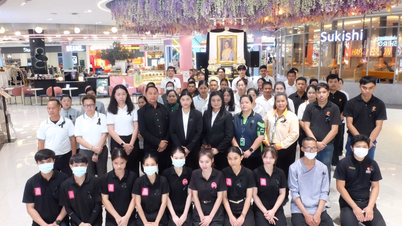 ศูนย์การค้าโรบินสันไลฟ์สไตล์ ร่วมถวายความอาลัยแด่ สมเด็จพระนางเจ้าสิริกิติ์ พระบรมราชินีนาถ พระบรมราชชนนีพันปีหลวง