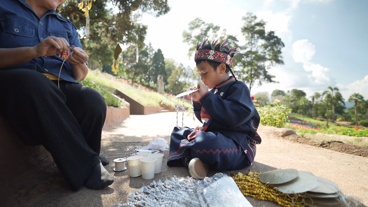 มูลนิธิแม่ฟ้าหลวงฯ ร่วมกับ เซ็นทรัล เชียงราย สืบสานพระปณิธานสมเด็จ พระบรมราชชนนีพันปีหลวง ถ่ายทอดภูมิปัญญา 4 ชนเผ่าล้านนา สู่งานศิลป์ “ต้นคริสต์มาสหมอกพันวา” ในเทศกาลสีสันกาสะลอง 2025