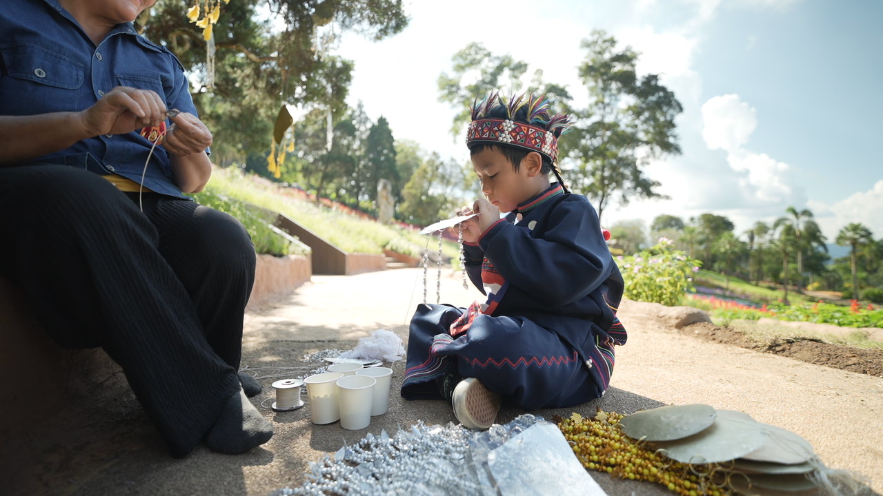 มูลนิธิแม่ฟ้าหลวงฯ ร่วมกับ เซ็นทรัล เชียงราย สืบสานพระปณิธานสมเด็จ พระบรมราชชนนีพันปีหลวง ถ่ายทอดภูมิปัญญา 4 ชนเผ่าล้านนา สู่งานศิลป์ “ต้นคริสต์มาสหมอกพันวา” ในเทศกาลสีสันกาสะลอง 2025