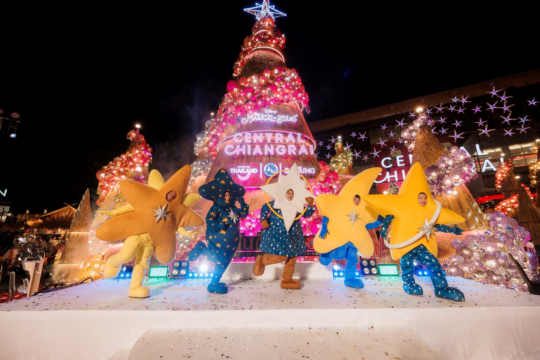 เริ่มแล้ว! เทศกาลสีสันกาสะลอง 2025 ตระการตา “ต้นคริสต์มาสหมอกพันวา” หนึ่งเดียวในโลก เทิดพระเกียรติสมเด็จพระบรมราชชนนีพันปีหลวง ถ่ายทอดเสน่ห์ อัตลักษณ์ไทยสู่เวทีโลก ณ เซ็นทรัล เชียงราย