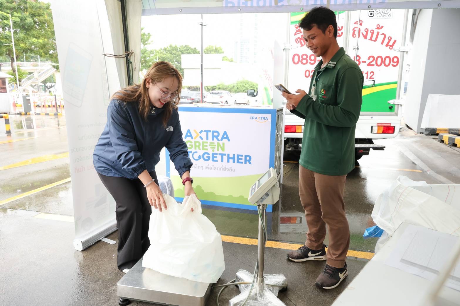 ซีพี แอ็กซ์ตร้า จับมือ เวสท์บาย เดลิเวอรี่ เปิดตลาดรีไซเคิล ส่งเสริมการแยกขยะอย่างยั่งยืน พร้อมติดตั้งเครื่อง Rvm ภายใต้แนวคิด ‘axtra Green Together’