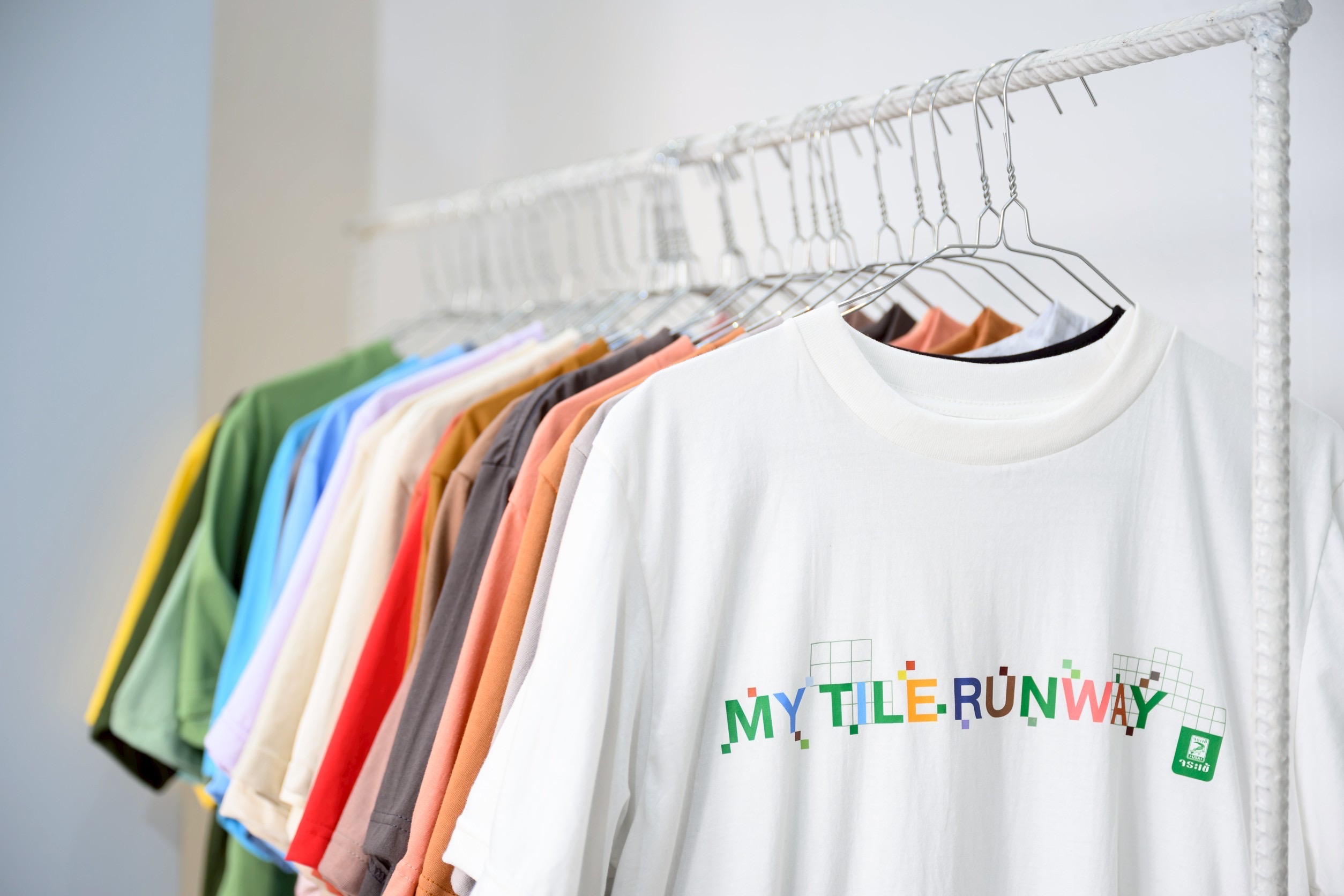 คอลแลบข้ามวงการ! จระเข้ คอร์ปอเรชั่น แท็กทีม แบรนด์สตรีตแวร์ชื่อดัง Renim Project เปลี่ยน “กาวยาแนว” เป็นงานอาร์ตสุดไวรัลใจกลางทรงวาด ในคอนเซปต์ “inspire Your Creation, Inspire Your Color ”