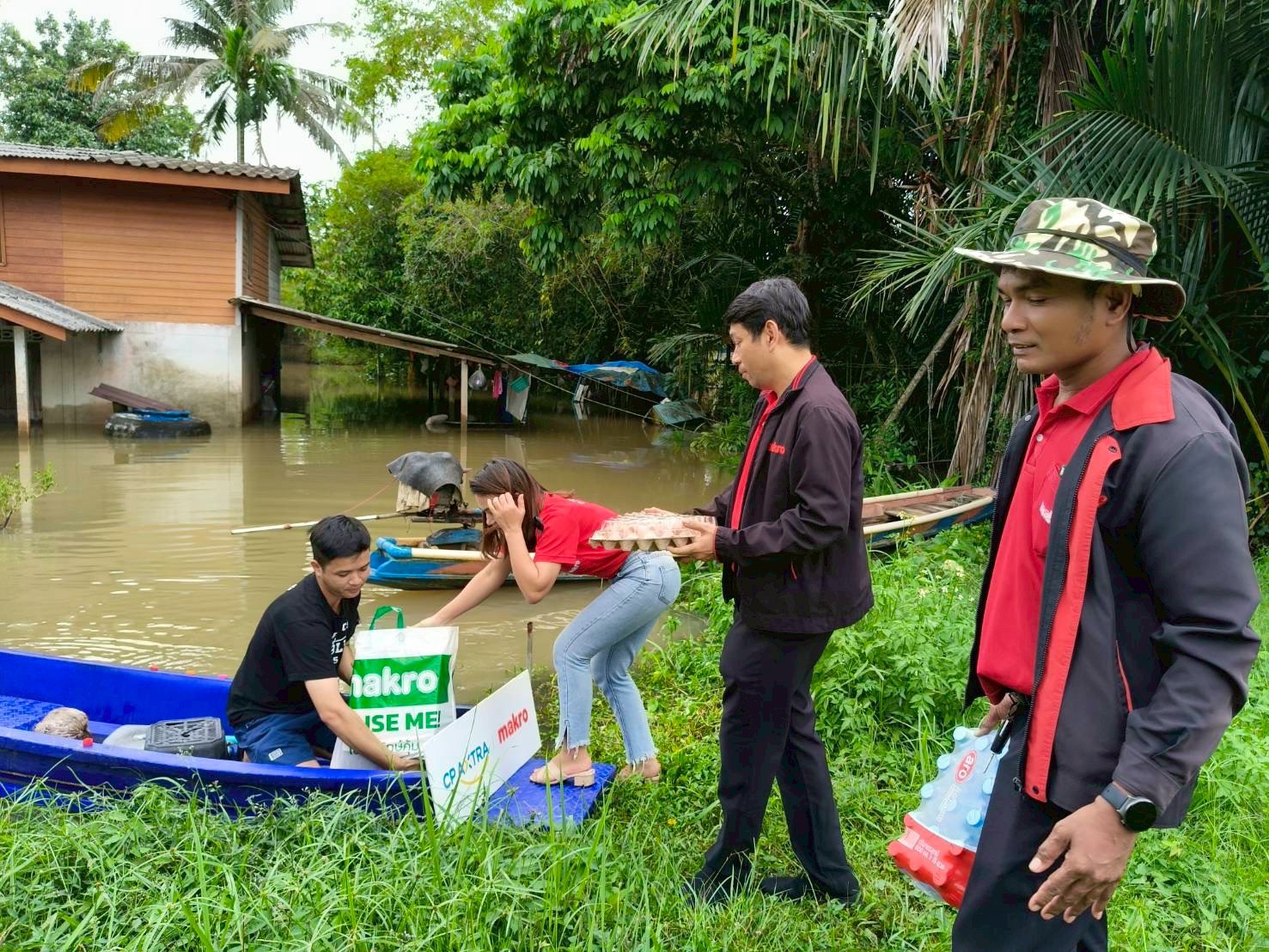 ซีพี แอ็กซ์ตร้า อาสา ผนึกกำลังพันธมิตร ลำเลียงถุงยังชีพและของจำเป็น ลงพื้นที่หาดใหญ่ ช่วยเหลือผู้ประสบภัยน้ำท่วมอย่างเร่งด่วน