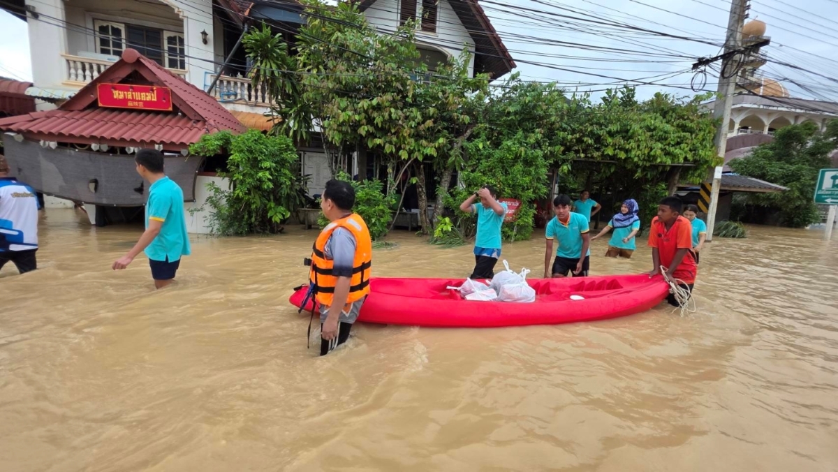 ซีพี แอ็กซ์ตร้า อาสา ผนึกกำลังพันธมิตร ลำเลียงถุงยังชีพและของจำเป็น ลงพื้นที่หาดใหญ่ ช่วยเหลือผู้ประสบภัยน้ำท่วมอย่างเร่งด่วน