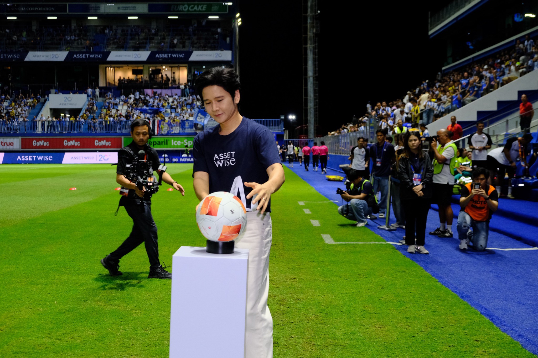 บิ๊กแมทช์ไทยลีกคึกคัก “แอสเซทไวส์” ยกขบวนเชียร์ “บีจี ปทุม ยูไนเต็ด” พร้อมเสิร์ฟกิจกรรม Assetwise Brand Day ดึง “โต๋ ศักดิ์สิทธิ์” เติมสีสันติดขอบสนาม