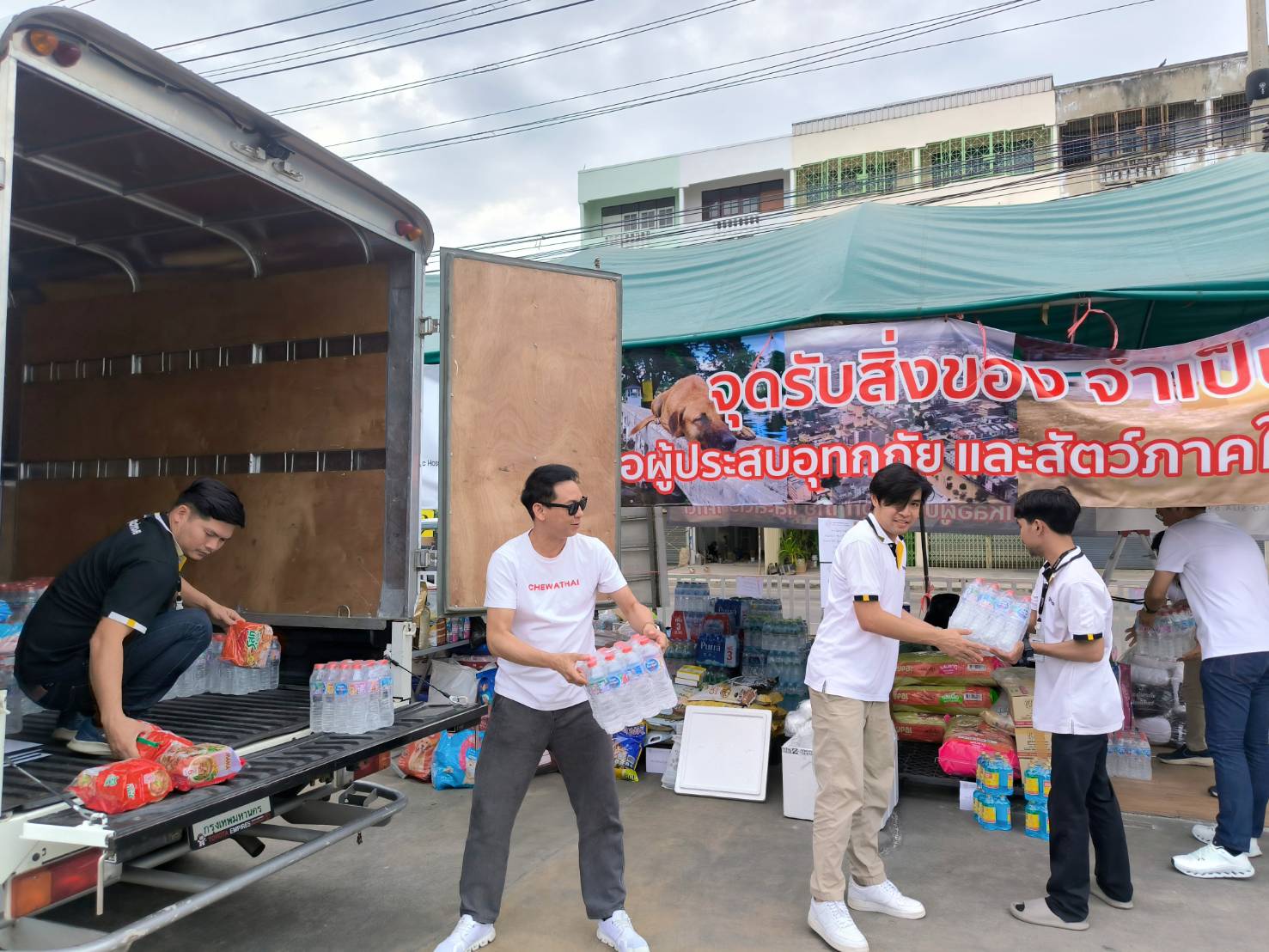 ชีวาทัย ร่วมกับ กู๊ดมูฟ และสภากาชาดไทย ระดมสิ่งของและเงินบริจาค ช่วยเหลือผู้ประสบอุทกภัย 9 จังหวัดภาคใต้