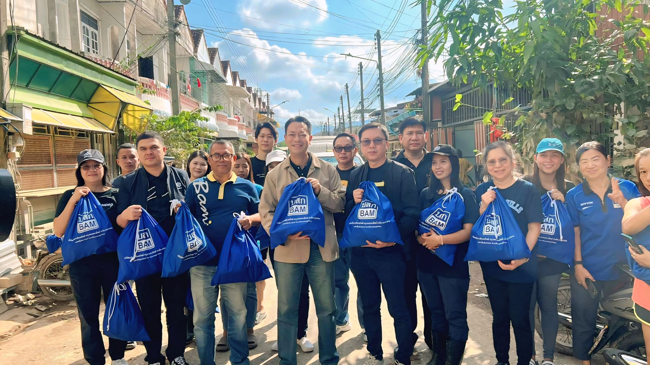 Bam นำทัพผู้บริหาร พนักงาน จิตอาสา ลงพื้นที่ร่วมส่งต่อพลังใจ มอบถุงยังชีพ 2,000 ชุด ช่วยเหลือผู้ประสบภัยน้ำท่วมภาคใต้