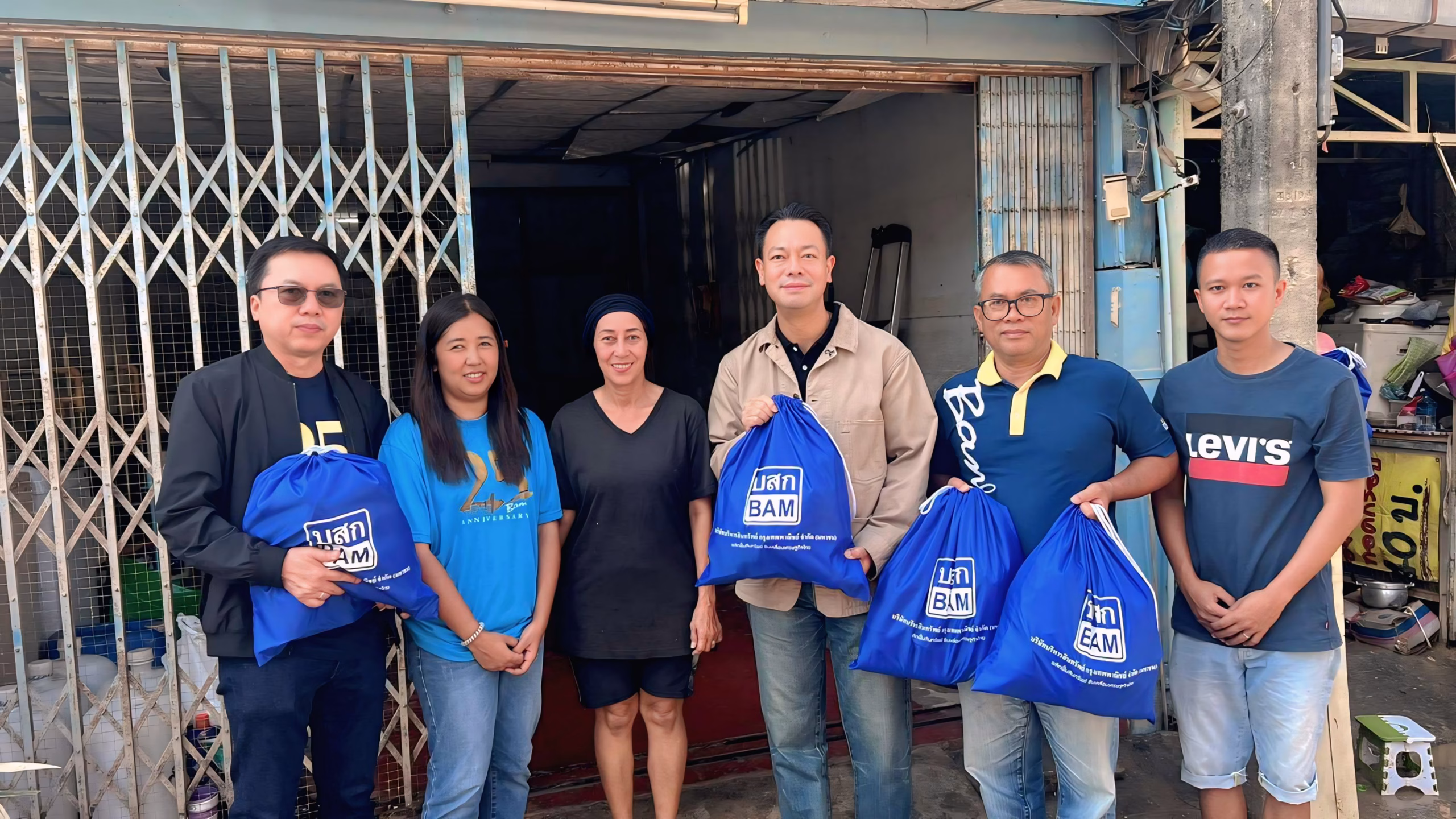 Bam นำทัพผู้บริหาร พนักงาน จิตอาสา ลงพื้นที่ร่วมส่งต่อพลังใจ มอบถุงยังชีพ 2,000 ชุด ช่วยเหลือผู้ประสบภัยน้ำท่วมภาคใต้