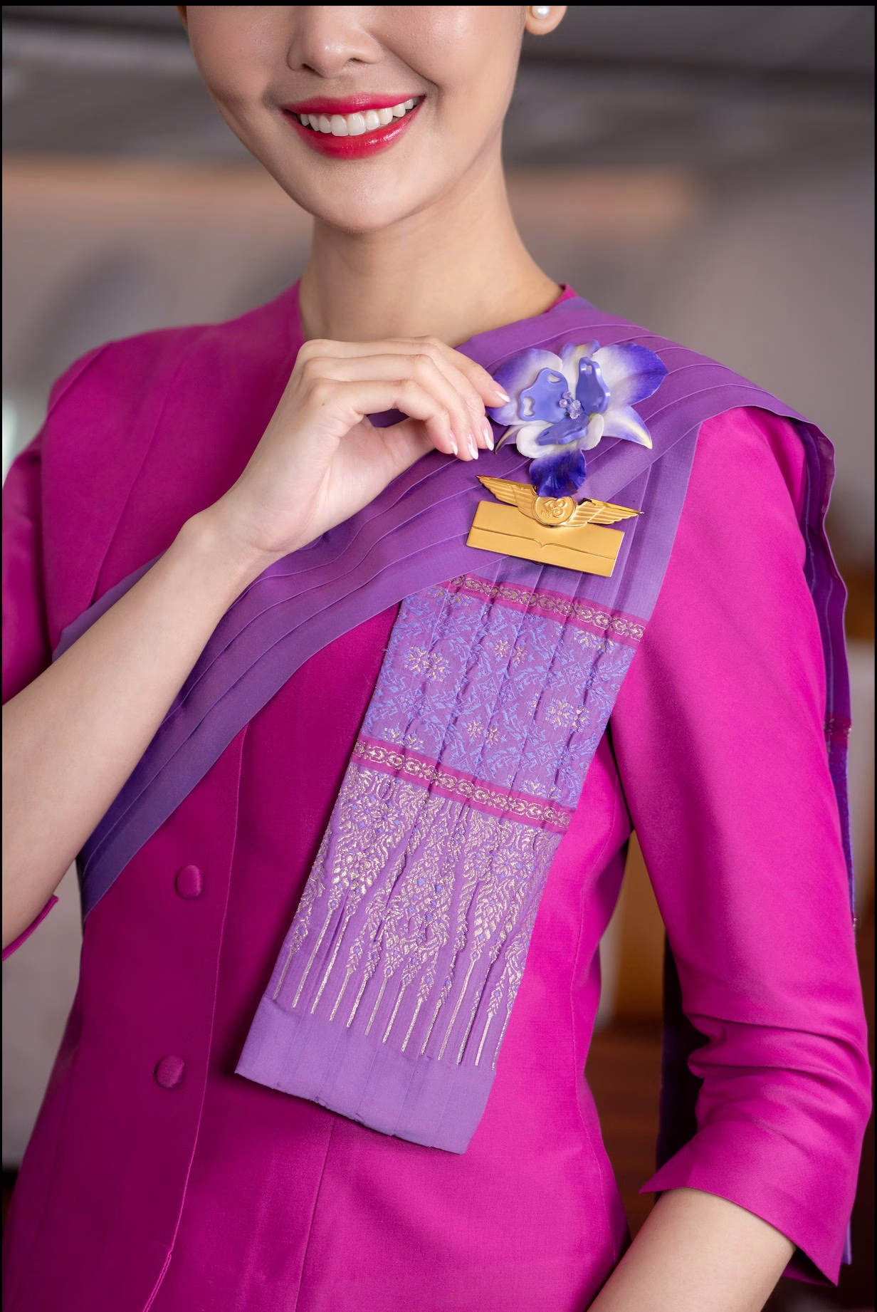 การบินไทย และ Pipatchara ร่วมเปิดตัว “ปานบุปผา” เข็มกลัดจากฝาขวดพลาสติก สู่ศิลปะประดับบนเครื่องแบบพนักงาน