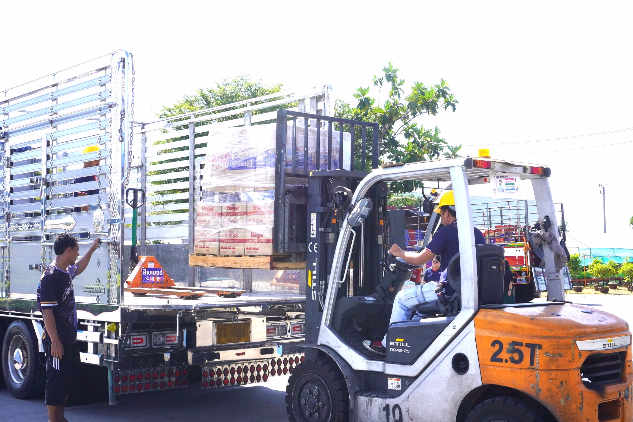 เบเยอร์ มอบสีมูลค่า 10 ล้านบาท ช่วยเหลือผู้ประสบอุทกภัยทั่วประเทศ โดยร่วมมือสนับสนุนกับทางมูลนิธิรักษ์ไทย และมูลนิธิเพจอีจัน