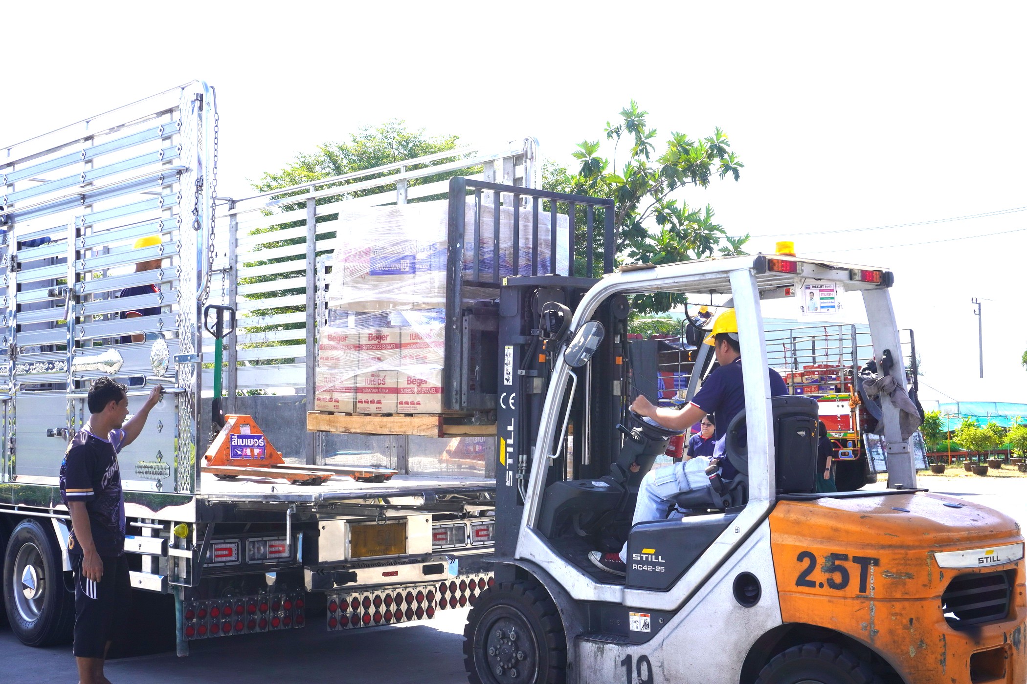 เบเยอร์ มอบสีมูลค่า 10 ล้านบาท ช่วยเหลือผู้ประสบอุทกภัยทั่วประเทศ โดยร่วมมือสนับสนุนกับทางมูลนิธิรักษ์ไทย และมูลนิธิเพจอีจัน