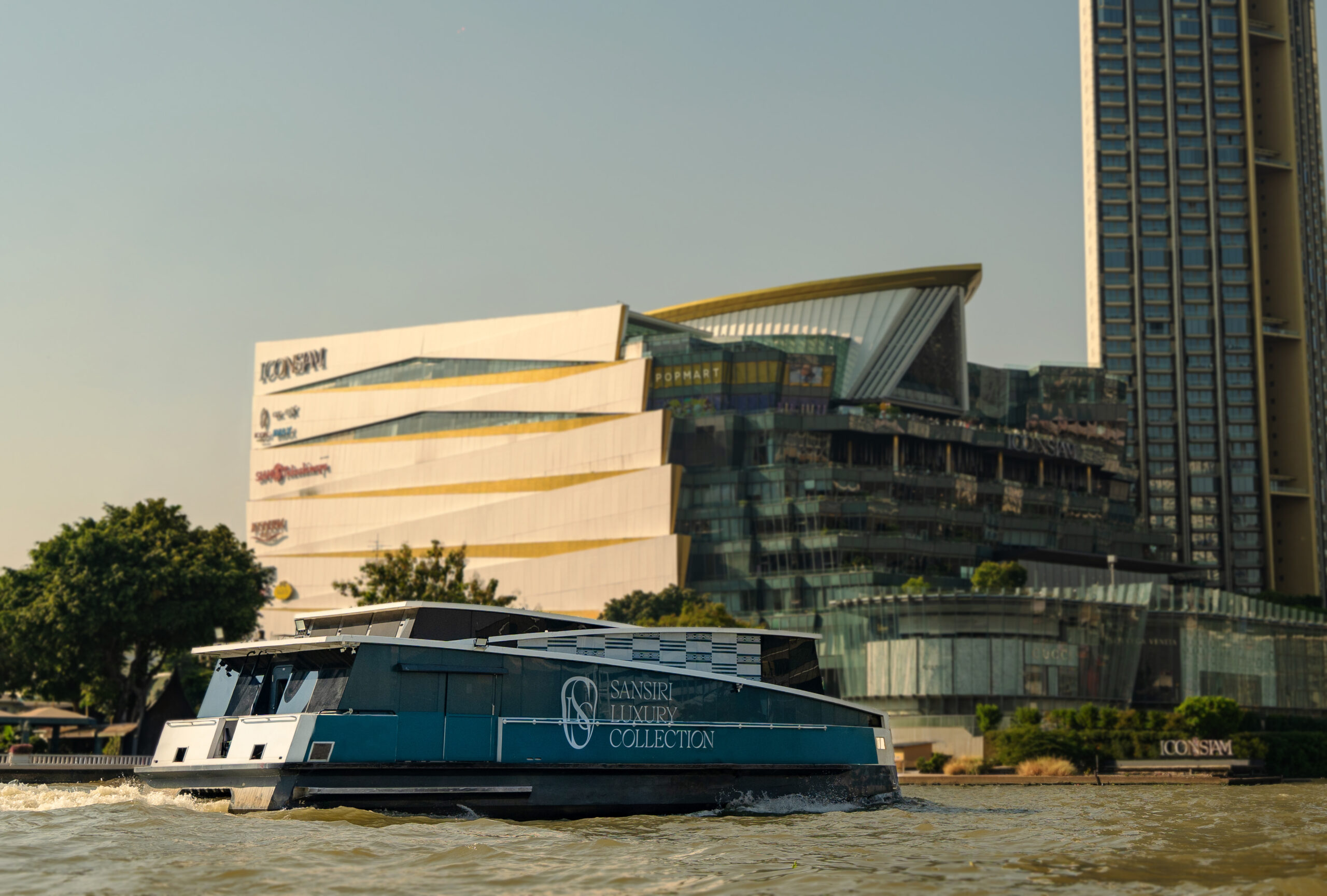 แสนสิริ เทคโอเวอร์ย่านลักซ์ชัวรี เปิดตัว “นาราสิริ 2 โครงการ” มูลค่าระดับหมื่นล้าน ผ่านบิลบอร์ด “เรือ” กลางแม่น้ำเจ้าพระยา เตรียมให้เข้าชมครั้งแรก เร็วๆนี้ บ้านเดี่ยวลักซ์ชัวรี บน 2 ที่สุดทำเลไพร์ม กรุงเทพกรีฑา – บรมราชชนนี