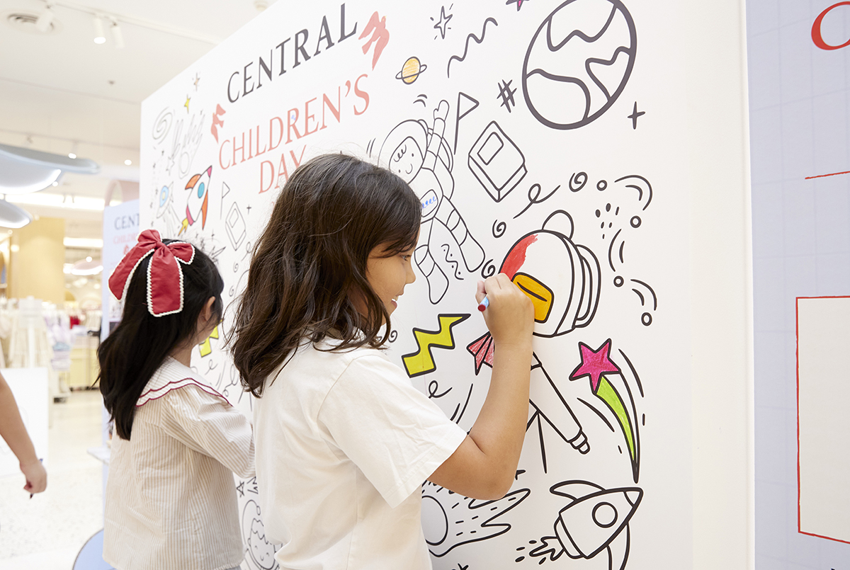 ห้างเซ็นทรัล ในเครือเซ็นทรัล รีเทล ฉลองใหญ่วันเด็กแห่งชาติ ชวน “น้องแสนดี น้องณิริน” นำทีมโมเดลเด็กเดบิวต์บนรันเวย์แฟชั่นในงาน “central Children’s Day 2026”