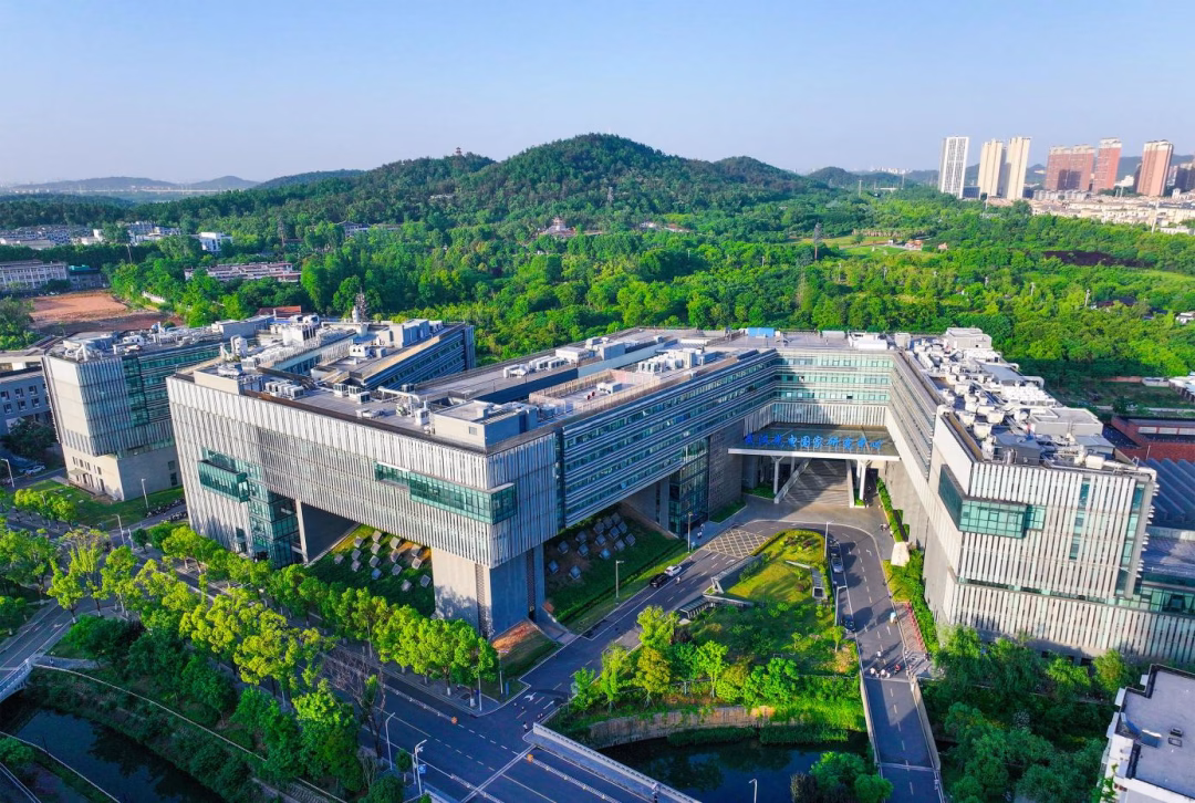 มหาวิทยาลัยวิทยาศาสตร์และเทคโนโลยีหัวจงกระชับสัมพันธ์การศึกษาไทย จีน จัด “นิทรรศการภาพถ่ายเยาวชนจีน ไทย” ณ ไอคอนสยาม แสดงประสบการณ์จากค่าย Odos ของเยาวชนไทยในจีน