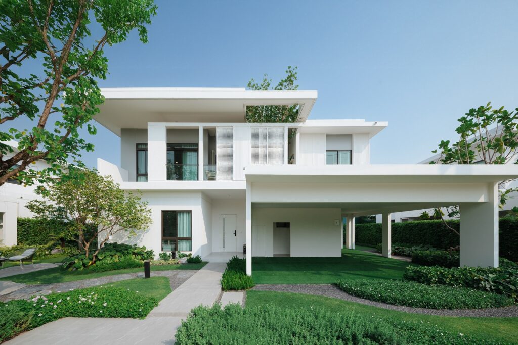 บริษัท แลนด์ แอนด์ เฮ้าส์ จำกัด (มหาชน) เปิดแผนธุรกิจปี 2569 ตั้งเป้าหมายยอดขาย (bookings) 15,000 ล้านบาท และยอดโอนกรรมสิทธิ์ 17,000 ล้านบาท ส่วนรายได้จากอสังหาริมทรัพย์เพื่อเช่า ตั้งเป้าหมายไว้ที่ 9,900 ล้านบาท