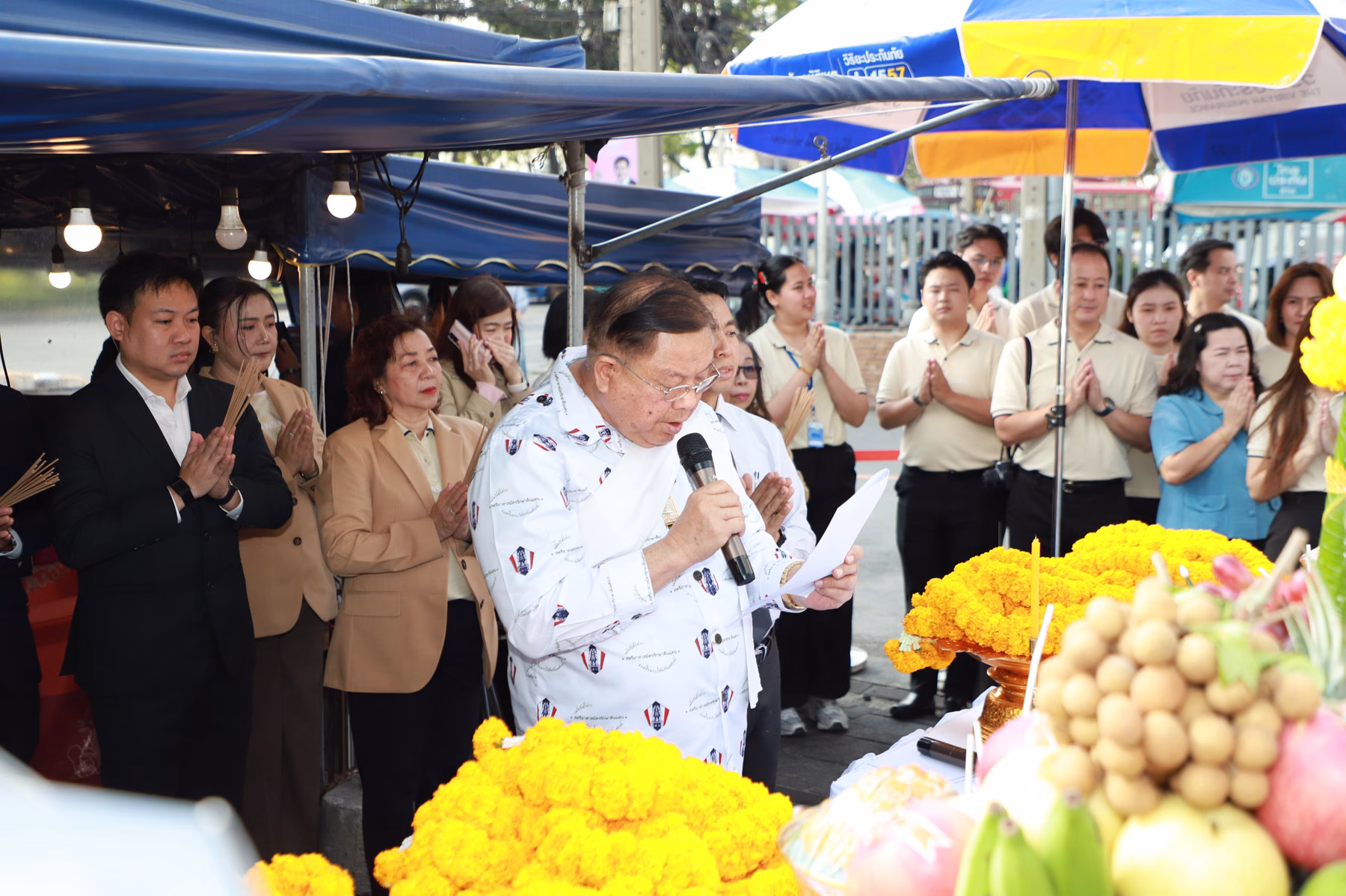 วิริยะประกันภัย ครบรอบ 79 ปี เติบโตอย่างยั่งยืน บนเส้นทางของความมั่นคงและเป็นธรรม นายอมร ทองธิว กรรมการผู้จัดการ บริษัท วิริยะประกันภัย จำกัด (มหาชน) นำคณะผู้บริหารระดับสูง ร่วมพิธีทำบุญ เนื่องในโอกาสครบรอบ 79 ปี แห่งการก่อตั้งบริษัทฯ ในวันที่ 3 กุมภาพันธ์ 2490 เพื่อความเป็นสิริมงคลแก่องค์กร และส่งต่อกำลังใจให้กับผู้บริหารและพนักงานทุกภาคส่วน ที่ร่วมกันขับเคลื่อนภารกิจด้านการบริหารความเสี่ยงให้กับสังคมไทย ภายใต้หลัก “ความเป็นธรรม คือ นโยบาย” อันเปรียบเสมือนหัวใจหลักของการดำเนินงาน และเป็นรากฐานสำคัญในการสร้างความเชื่อมั่นและความไว้วางใจให้กับผู้บริโภคตลอดระยะเวลาของการดำเนินธุรกิจ ทั้งนี้ พิธีดังกล่าวจัดขึ้น ณ สำนักงานใหญ่ ถนนรัชดาภิเษก กรุงเทพฯ พร้อมกับ สาขาและศูนย์ปฏิบัติการสินไหมทดแทนของวิริยะประกันภัยทั่วประเทศ ที่ได้ร่วมใจจัดพิธีทำบุญในช่วงเวลาเดียวกันอย่างพร้อมเพรียง ในวาระก้าวสู่ปีที่ 79 ของวิริยะประกันภัย นับเป็นเครื่องยืนยันถึงความแข็งแกร่งขององค์กรที่สามารถยืนหยัดและเติบโตท่ามกลางความเปลี่ยนแปลงของสังคม ซึ่งเป็นผลมาจากการพัฒนาผลิตภัณฑ์และบริการประกันวินาศภัยให้สอดรับกับความต้องการของผู้บริโภคและบริบทความเสี่ยงภัยในแต่ละช่วงเวลา ควบคู่กับการบริหารงานตามแนวทาง Esg (environmental, Social And Governance) ซึ่งช่วยเสริมสร้างเสถียรภาพในการดำเนินธุรกิจ และยกระดับมาตรฐานการดูแลผู้มีส่วนได้ส่วนเสียในทุกมิติ เพื่อส่งมอบประสบการณ์ “มากกว่าความคุ้มครอง คือ ความคุ้มค่า” #ใช้ทุกวิให้คุ้มค่า ที่มุ่งยกระดับการดูแลลูกค้าอย่างรอบด้าน พร้อมสร้างคุณค่าให้กับสังคมในระยะยาว