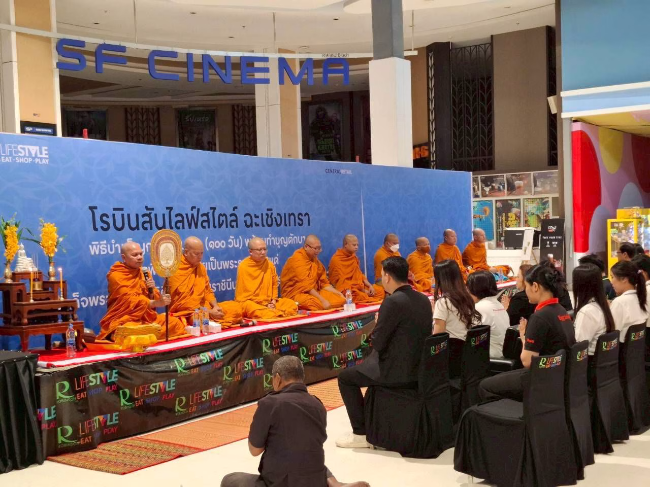 ศูนย์การค้าโรบินสันไลฟ์สไตล์ทั่วประเทศ จัดพิธีบำเพ็ญกุศล (๑๐๐ วัน) อุทิศถวายเป็นพระราชกุศล แด่สมเด็จพระนางเจ้าสิริกิติ์ พระบรมราชินีนาถ พระบรมราชชนนีพันปีหลวง
