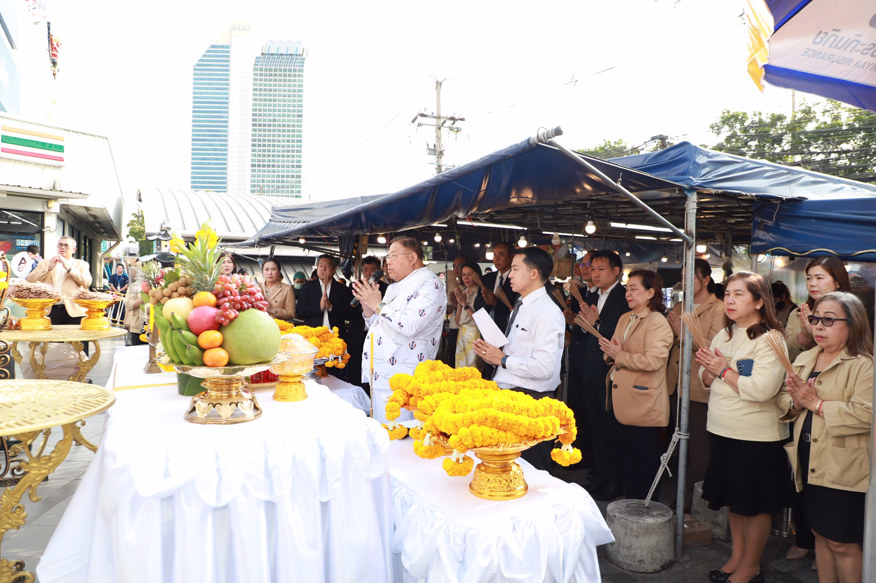 วิริยะประกันภัย ครบรอบ 79 ปี เติบโตอย่างยั่งยืน บนเส้นทางของความมั่นคงและเป็นธรรม นายอมร ทองธิว กรรมการผู้จัดการ บริษัท วิริยะประกันภัย จำกัด (มหาชน) นำคณะผู้บริหารระดับสูง ร่วมพิธีทำบุญ เนื่องในโอกาสครบรอบ 79 ปี แห่งการก่อตั้งบริษัทฯ ในวันที่ 3 กุมภาพันธ์ 2490 เพื่อความเป็นสิริมงคลแก่องค์กร และส่งต่อกำลังใจให้กับผู้บริหารและพนักงานทุกภาคส่วน ที่ร่วมกันขับเคลื่อนภารกิจด้านการบริหารความเสี่ยงให้กับสังคมไทย ภายใต้หลัก “ความเป็นธรรม คือ นโยบาย” อันเปรียบเสมือนหัวใจหลักของการดำเนินงาน และเป็นรากฐานสำคัญในการสร้างความเชื่อมั่นและความไว้วางใจให้กับผู้บริโภคตลอดระยะเวลาของการดำเนินธุรกิจ ทั้งนี้ พิธีดังกล่าวจัดขึ้น ณ สำนักงานใหญ่ ถนนรัชดาภิเษก กรุงเทพฯ พร้อมกับ สาขาและศูนย์ปฏิบัติการสินไหมทดแทนของวิริยะประกันภัยทั่วประเทศ ที่ได้ร่วมใจจัดพิธีทำบุญในช่วงเวลาเดียวกันอย่างพร้อมเพรียง ในวาระก้าวสู่ปีที่ 79 ของวิริยะประกันภัย นับเป็นเครื่องยืนยันถึงความแข็งแกร่งขององค์กรที่สามารถยืนหยัดและเติบโตท่ามกลางความเปลี่ยนแปลงของสังคม ซึ่งเป็นผลมาจากการพัฒนาผลิตภัณฑ์และบริการประกันวินาศภัยให้สอดรับกับความต้องการของผู้บริโภคและบริบทความเสี่ยงภัยในแต่ละช่วงเวลา ควบคู่กับการบริหารงานตามแนวทาง Esg (environmental, Social And Governance) ซึ่งช่วยเสริมสร้างเสถียรภาพในการดำเนินธุรกิจ และยกระดับมาตรฐานการดูแลผู้มีส่วนได้ส่วนเสียในทุกมิติ เพื่อส่งมอบประสบการณ์ “มากกว่าความคุ้มครอง คือ ความคุ้มค่า” #ใช้ทุกวิให้คุ้มค่า ที่มุ่งยกระดับการดูแลลูกค้าอย่างรอบด้าน พร้อมสร้างคุณค่าให้กับสังคมในระยะยาว