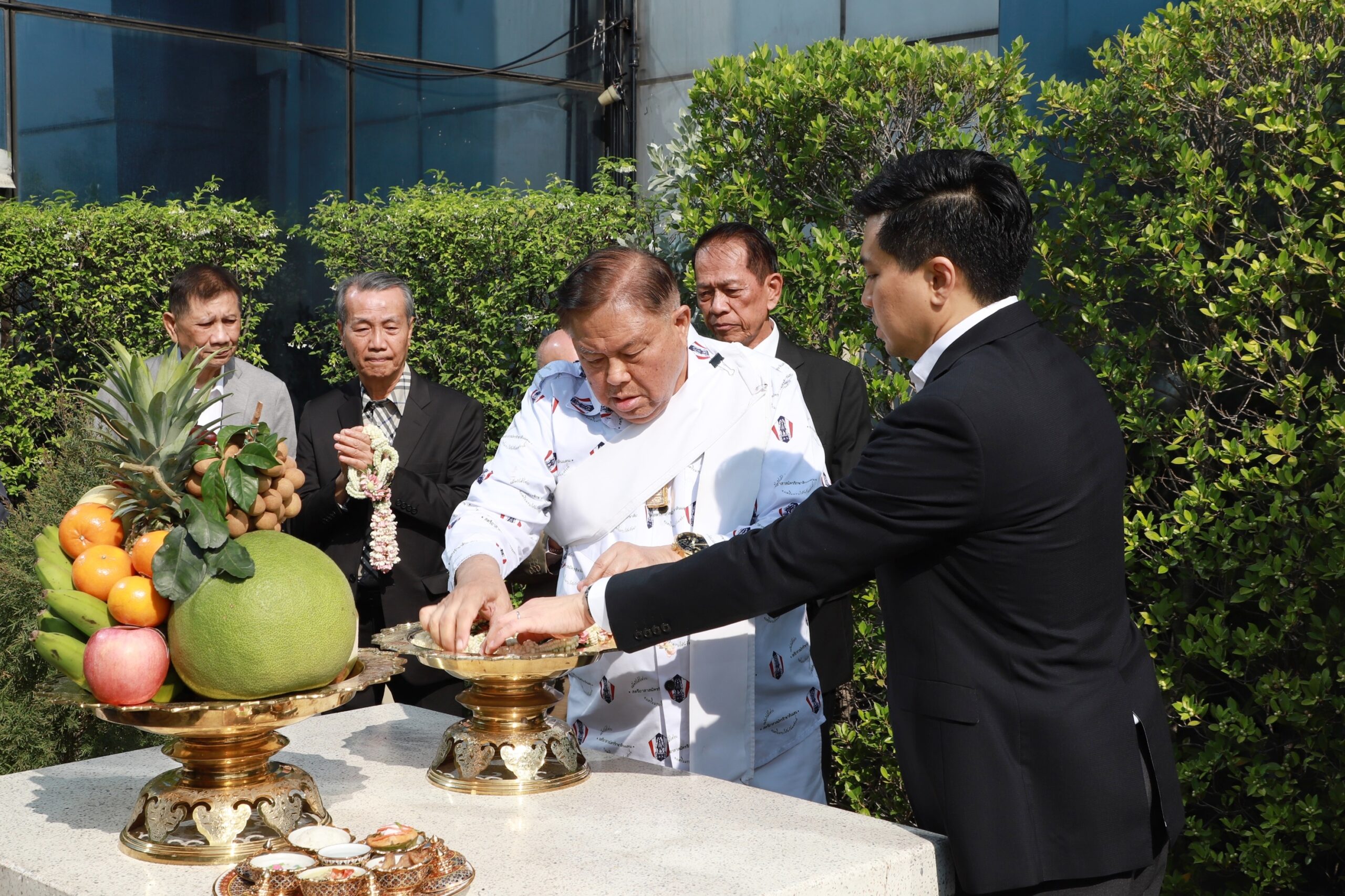 วิริยะประกันภัย ครบรอบ 79 ปี เติบโตอย่างยั่งยืน บนเส้นทางของความมั่นคงและเป็นธรรม นายอมร ทองธิว กรรมการผู้จัดการ บริษัท วิริยะประกันภัย จำกัด (มหาชน) นำคณะผู้บริหารระดับสูง ร่วมพิธีทำบุญ เนื่องในโอกาสครบรอบ 79 ปี แห่งการก่อตั้งบริษัทฯ ในวันที่ 3 กุมภาพันธ์ 2490 เพื่อความเป็นสิริมงคลแก่องค์กร และส่งต่อกำลังใจให้กับผู้บริหารและพนักงานทุกภาคส่วน ที่ร่วมกันขับเคลื่อนภารกิจด้านการบริหารความเสี่ยงให้กับสังคมไทย ภายใต้หลัก “ความเป็นธรรม คือ นโยบาย” อันเปรียบเสมือนหัวใจหลักของการดำเนินงาน และเป็นรากฐานสำคัญในการสร้างความเชื่อมั่นและความไว้วางใจให้กับผู้บริโภคตลอดระยะเวลาของการดำเนินธุรกิจ ทั้งนี้ พิธีดังกล่าวจัดขึ้น ณ สำนักงานใหญ่ ถนนรัชดาภิเษก กรุงเทพฯ พร้อมกับ สาขาและศูนย์ปฏิบัติการสินไหมทดแทนของวิริยะประกันภัยทั่วประเทศ ที่ได้ร่วมใจจัดพิธีทำบุญในช่วงเวลาเดียวกันอย่างพร้อมเพรียง ในวาระก้าวสู่ปีที่ 79 ของวิริยะประกันภัย นับเป็นเครื่องยืนยันถึงความแข็งแกร่งขององค์กรที่สามารถยืนหยัดและเติบโตท่ามกลางความเปลี่ยนแปลงของสังคม ซึ่งเป็นผลมาจากการพัฒนาผลิตภัณฑ์และบริการประกันวินาศภัยให้สอดรับกับความต้องการของผู้บริโภคและบริบทความเสี่ยงภัยในแต่ละช่วงเวลา ควบคู่กับการบริหารงานตามแนวทาง Esg (environmental, Social And Governance) ซึ่งช่วยเสริมสร้างเสถียรภาพในการดำเนินธุรกิจ และยกระดับมาตรฐานการดูแลผู้มีส่วนได้ส่วนเสียในทุกมิติ เพื่อส่งมอบประสบการณ์ “มากกว่าความคุ้มครอง คือ ความคุ้มค่า” #ใช้ทุกวิให้คุ้มค่า ที่มุ่งยกระดับการดูแลลูกค้าอย่างรอบด้าน พร้อมสร้างคุณค่าให้กับสังคมในระยะยาว