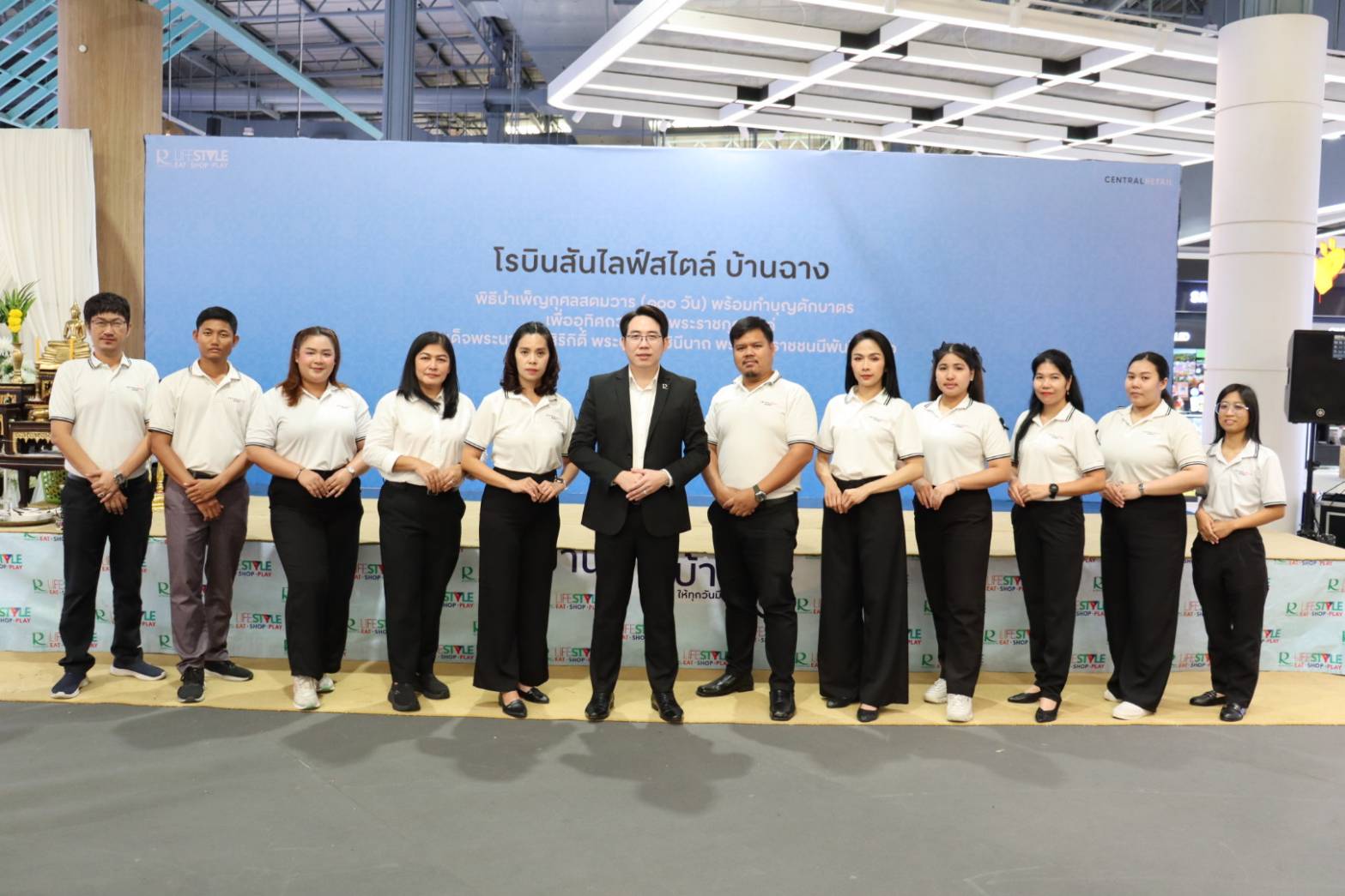 ศูนย์การค้าโรบินสันไลฟ์สไตล์ทั่วประเทศ จัดพิธีบำเพ็ญกุศล (๑๐๐ วัน) อุทิศถวายเป็นพระราชกุศล แด่สมเด็จพระนางเจ้าสิริกิติ์ พระบรมราชินีนาถ พระบรมราชชนนีพันปีหลวง