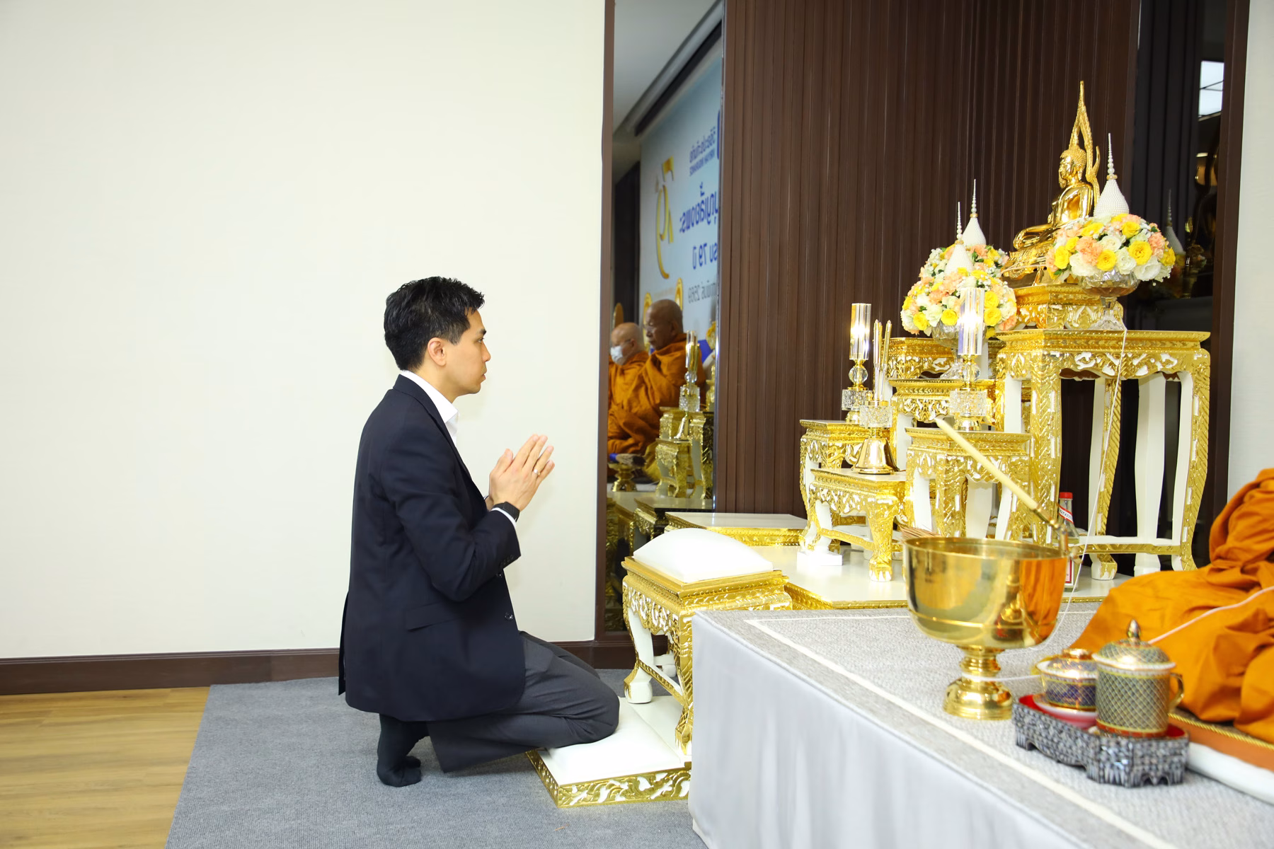 วิริยะประกันภัย ครบรอบ 79 ปี เติบโตอย่างยั่งยืน บนเส้นทางของความมั่นคงและเป็นธรรม นายอมร ทองธิว กรรมการผู้จัดการ บริษัท วิริยะประกันภัย จำกัด (มหาชน) นำคณะผู้บริหารระดับสูง ร่วมพิธีทำบุญ เนื่องในโอกาสครบรอบ 79 ปี แห่งการก่อตั้งบริษัทฯ ในวันที่ 3 กุมภาพันธ์ 2490 เพื่อความเป็นสิริมงคลแก่องค์กร และส่งต่อกำลังใจให้กับผู้บริหารและพนักงานทุกภาคส่วน ที่ร่วมกันขับเคลื่อนภารกิจด้านการบริหารความเสี่ยงให้กับสังคมไทย ภายใต้หลัก “ความเป็นธรรม คือ นโยบาย” อันเปรียบเสมือนหัวใจหลักของการดำเนินงาน และเป็นรากฐานสำคัญในการสร้างความเชื่อมั่นและความไว้วางใจให้กับผู้บริโภคตลอดระยะเวลาของการดำเนินธุรกิจ ทั้งนี้ พิธีดังกล่าวจัดขึ้น ณ สำนักงานใหญ่ ถนนรัชดาภิเษก กรุงเทพฯ พร้อมกับ สาขาและศูนย์ปฏิบัติการสินไหมทดแทนของวิริยะประกันภัยทั่วประเทศ ที่ได้ร่วมใจจัดพิธีทำบุญในช่วงเวลาเดียวกันอย่างพร้อมเพรียง ในวาระก้าวสู่ปีที่ 79 ของวิริยะประกันภัย นับเป็นเครื่องยืนยันถึงความแข็งแกร่งขององค์กรที่สามารถยืนหยัดและเติบโตท่ามกลางความเปลี่ยนแปลงของสังคม ซึ่งเป็นผลมาจากการพัฒนาผลิตภัณฑ์และบริการประกันวินาศภัยให้สอดรับกับความต้องการของผู้บริโภคและบริบทความเสี่ยงภัยในแต่ละช่วงเวลา ควบคู่กับการบริหารงานตามแนวทาง Esg (environmental, Social And Governance) ซึ่งช่วยเสริมสร้างเสถียรภาพในการดำเนินธุรกิจ และยกระดับมาตรฐานการดูแลผู้มีส่วนได้ส่วนเสียในทุกมิติ เพื่อส่งมอบประสบการณ์ “มากกว่าความคุ้มครอง คือ ความคุ้มค่า” #ใช้ทุกวิให้คุ้มค่า ที่มุ่งยกระดับการดูแลลูกค้าอย่างรอบด้าน พร้อมสร้างคุณค่าให้กับสังคมในระยะยาว