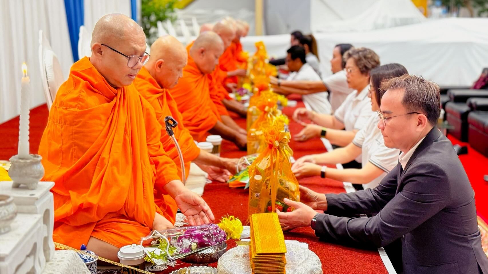 ศูนย์การค้าโรบินสันไลฟ์สไตล์ทั่วประเทศ จัดพิธีบำเพ็ญกุศล (๑๐๐ วัน) อุทิศถวายเป็นพระราชกุศล แด่สมเด็จพระนางเจ้าสิริกิติ์ พระบรมราชินีนาถ พระบรมราชชนนีพันปีหลวง