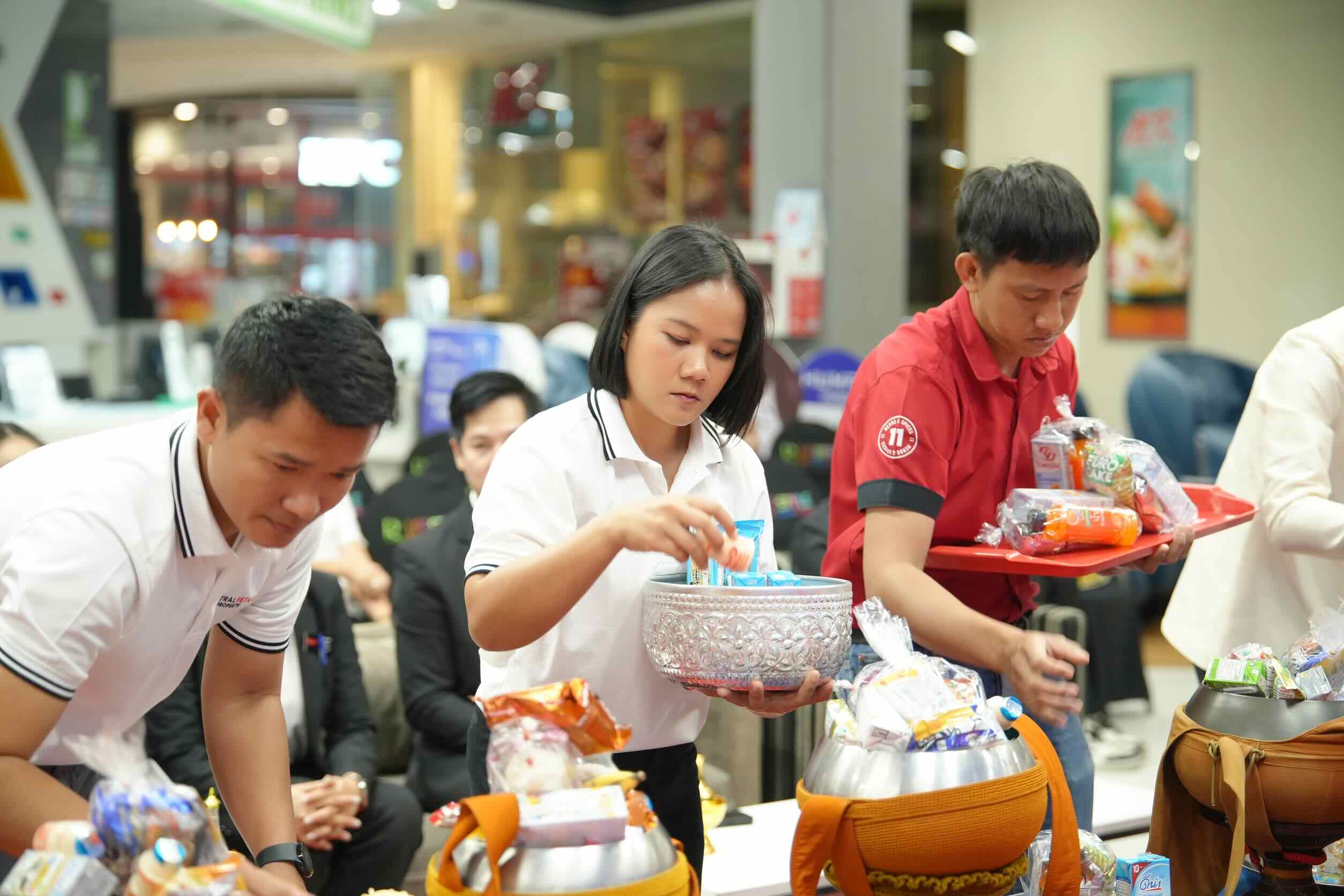 ศูนย์การค้าโรบินสันไลฟ์สไตล์ทั่วประเทศ จัดพิธีบำเพ็ญกุศล (๑๐๐ วัน) อุทิศถวายเป็นพระราชกุศล แด่สมเด็จพระนางเจ้าสิริกิติ์ พระบรมราชินีนาถ พระบรมราชชนนีพันปีหลวง