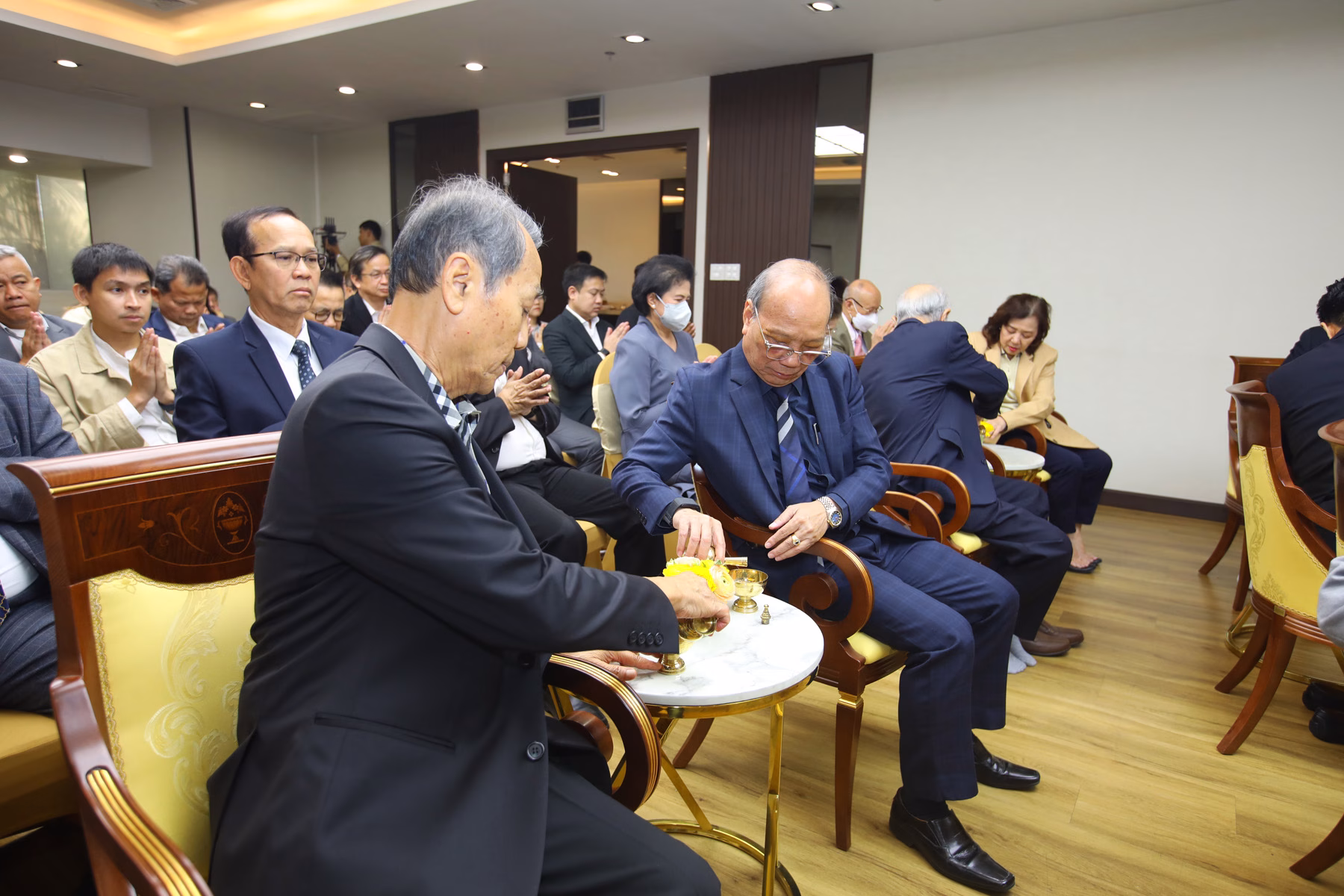 วิริยะประกันภัย ครบรอบ 79 ปี เติบโตอย่างยั่งยืน บนเส้นทางของความมั่นคงและเป็นธรรม นายอมร ทองธิว กรรมการผู้จัดการ บริษัท วิริยะประกันภัย จำกัด (มหาชน) นำคณะผู้บริหารระดับสูง ร่วมพิธีทำบุญ เนื่องในโอกาสครบรอบ 79 ปี แห่งการก่อตั้งบริษัทฯ ในวันที่ 3 กุมภาพันธ์ 2490 เพื่อความเป็นสิริมงคลแก่องค์กร และส่งต่อกำลังใจให้กับผู้บริหารและพนักงานทุกภาคส่วน ที่ร่วมกันขับเคลื่อนภารกิจด้านการบริหารความเสี่ยงให้กับสังคมไทย ภายใต้หลัก “ความเป็นธรรม คือ นโยบาย” อันเปรียบเสมือนหัวใจหลักของการดำเนินงาน และเป็นรากฐานสำคัญในการสร้างความเชื่อมั่นและความไว้วางใจให้กับผู้บริโภคตลอดระยะเวลาของการดำเนินธุรกิจ ทั้งนี้ พิธีดังกล่าวจัดขึ้น ณ สำนักงานใหญ่ ถนนรัชดาภิเษก กรุงเทพฯ พร้อมกับ สาขาและศูนย์ปฏิบัติการสินไหมทดแทนของวิริยะประกันภัยทั่วประเทศ ที่ได้ร่วมใจจัดพิธีทำบุญในช่วงเวลาเดียวกันอย่างพร้อมเพรียง ในวาระก้าวสู่ปีที่ 79 ของวิริยะประกันภัย นับเป็นเครื่องยืนยันถึงความแข็งแกร่งขององค์กรที่สามารถยืนหยัดและเติบโตท่ามกลางความเปลี่ยนแปลงของสังคม ซึ่งเป็นผลมาจากการพัฒนาผลิตภัณฑ์และบริการประกันวินาศภัยให้สอดรับกับความต้องการของผู้บริโภคและบริบทความเสี่ยงภัยในแต่ละช่วงเวลา ควบคู่กับการบริหารงานตามแนวทาง Esg (environmental, Social And Governance) ซึ่งช่วยเสริมสร้างเสถียรภาพในการดำเนินธุรกิจ และยกระดับมาตรฐานการดูแลผู้มีส่วนได้ส่วนเสียในทุกมิติ เพื่อส่งมอบประสบการณ์ “มากกว่าความคุ้มครอง คือ ความคุ้มค่า” #ใช้ทุกวิให้คุ้มค่า ที่มุ่งยกระดับการดูแลลูกค้าอย่างรอบด้าน พร้อมสร้างคุณค่าให้กับสังคมในระยะยาว