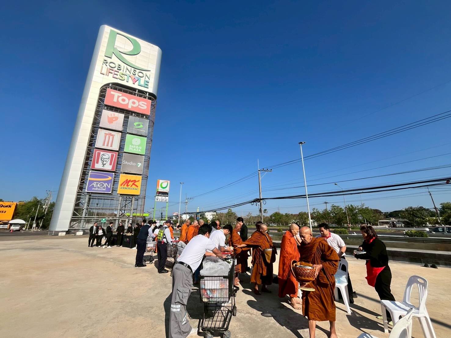 ศูนย์การค้าโรบินสันไลฟ์สไตล์ทั่วประเทศ จัดพิธีบำเพ็ญกุศล (๑๐๐ วัน) อุทิศถวายเป็นพระราชกุศล แด่สมเด็จพระนางเจ้าสิริกิติ์ พระบรมราชินีนาถ พระบรมราชชนนีพันปีหลวง