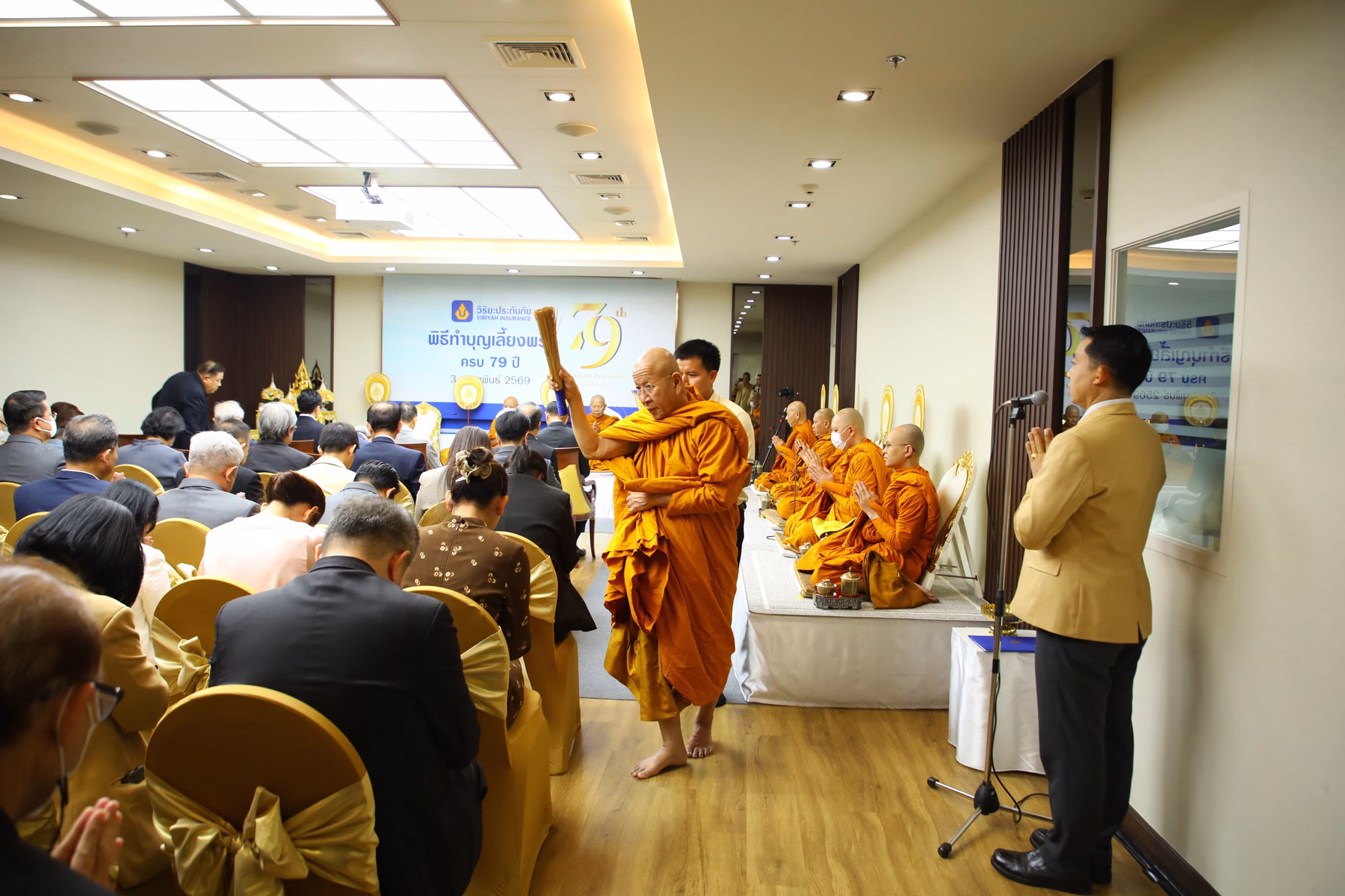 วิริยะประกันภัย ครบรอบ 79 ปี เติบโตอย่างยั่งยืน บนเส้นทางของความมั่นคงและเป็นธรรม นายอมร ทองธิว กรรมการผู้จัดการ บริษัท วิริยะประกันภัย จำกัด (มหาชน) นำคณะผู้บริหารระดับสูง ร่วมพิธีทำบุญ เนื่องในโอกาสครบรอบ 79 ปี แห่งการก่อตั้งบริษัทฯ ในวันที่ 3 กุมภาพันธ์ 2490 เพื่อความเป็นสิริมงคลแก่องค์กร และส่งต่อกำลังใจให้กับผู้บริหารและพนักงานทุกภาคส่วน ที่ร่วมกันขับเคลื่อนภารกิจด้านการบริหารความเสี่ยงให้กับสังคมไทย ภายใต้หลัก “ความเป็นธรรม คือ นโยบาย” อันเปรียบเสมือนหัวใจหลักของการดำเนินงาน และเป็นรากฐานสำคัญในการสร้างความเชื่อมั่นและความไว้วางใจให้กับผู้บริโภคตลอดระยะเวลาของการดำเนินธุรกิจ ทั้งนี้ พิธีดังกล่าวจัดขึ้น ณ สำนักงานใหญ่ ถนนรัชดาภิเษก กรุงเทพฯ พร้อมกับ สาขาและศูนย์ปฏิบัติการสินไหมทดแทนของวิริยะประกันภัยทั่วประเทศ ที่ได้ร่วมใจจัดพิธีทำบุญในช่วงเวลาเดียวกันอย่างพร้อมเพรียง ในวาระก้าวสู่ปีที่ 79 ของวิริยะประกันภัย นับเป็นเครื่องยืนยันถึงความแข็งแกร่งขององค์กรที่สามารถยืนหยัดและเติบโตท่ามกลางความเปลี่ยนแปลงของสังคม ซึ่งเป็นผลมาจากการพัฒนาผลิตภัณฑ์และบริการประกันวินาศภัยให้สอดรับกับความต้องการของผู้บริโภคและบริบทความเสี่ยงภัยในแต่ละช่วงเวลา ควบคู่กับการบริหารงานตามแนวทาง Esg (environmental, Social And Governance) ซึ่งช่วยเสริมสร้างเสถียรภาพในการดำเนินธุรกิจ และยกระดับมาตรฐานการดูแลผู้มีส่วนได้ส่วนเสียในทุกมิติ เพื่อส่งมอบประสบการณ์ “มากกว่าความคุ้มครอง คือ ความคุ้มค่า” #ใช้ทุกวิให้คุ้มค่า ที่มุ่งยกระดับการดูแลลูกค้าอย่างรอบด้าน พร้อมสร้างคุณค่าให้กับสังคมในระยะยาว