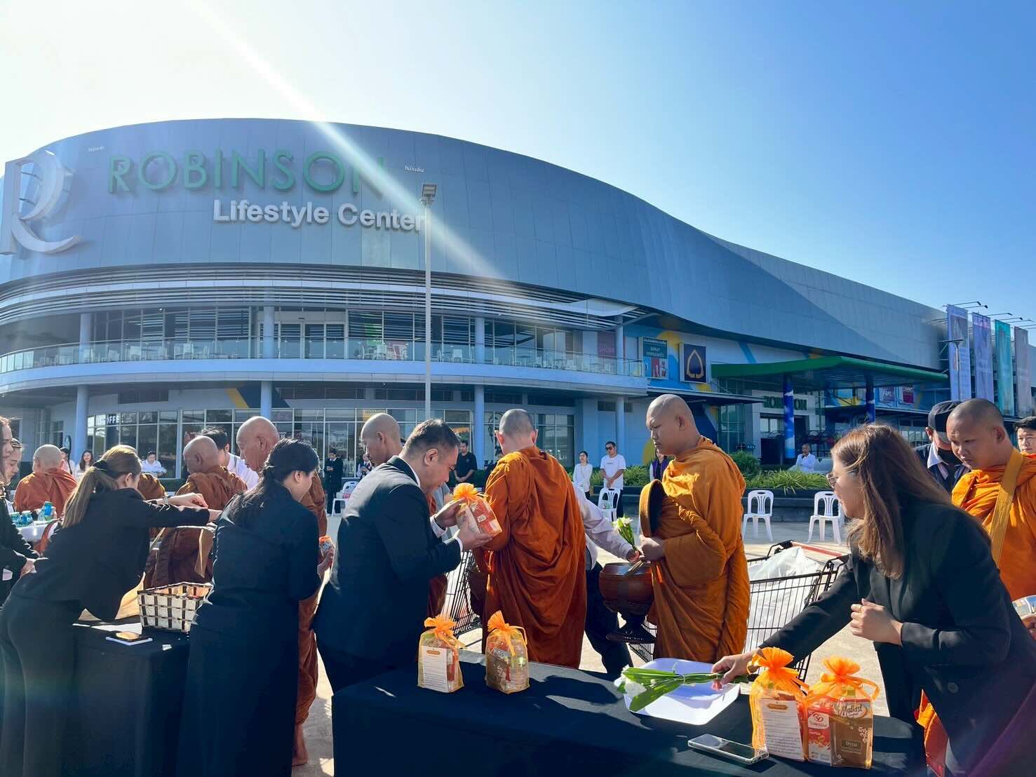 ศูนย์การค้าโรบินสันไลฟ์สไตล์ทั่วประเทศ จัดพิธีบำเพ็ญกุศล (๑๐๐ วัน) อุทิศถวายเป็นพระราชกุศล แด่สมเด็จพระนางเจ้าสิริกิติ์ พระบรมราชินีนาถ พระบรมราชชนนีพันปีหลวง