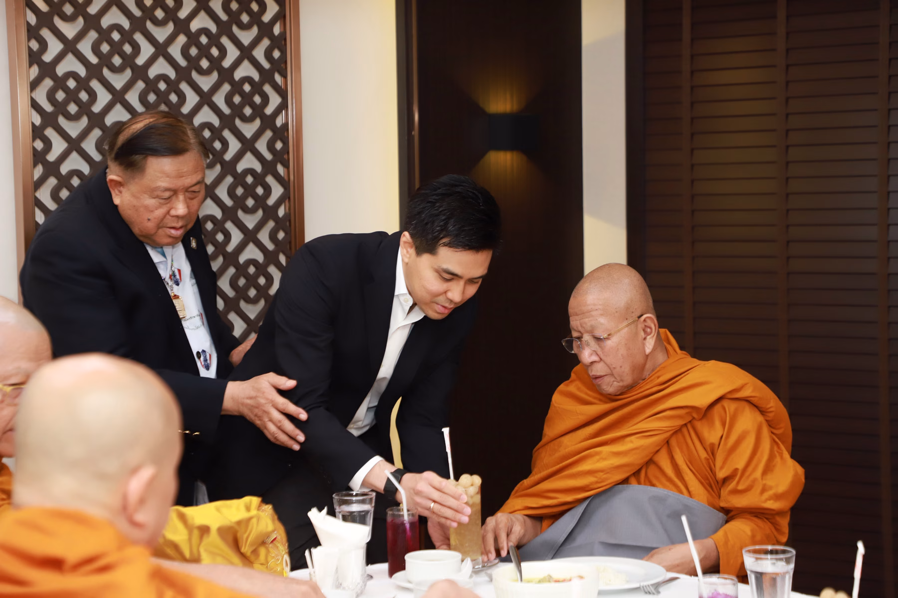 วิริยะประกันภัย ครบรอบ 79 ปี เติบโตอย่างยั่งยืน บนเส้นทางของความมั่นคงและเป็นธรรม นายอมร ทองธิว กรรมการผู้จัดการ บริษัท วิริยะประกันภัย จำกัด (มหาชน) นำคณะผู้บริหารระดับสูง ร่วมพิธีทำบุญ เนื่องในโอกาสครบรอบ 79 ปี แห่งการก่อตั้งบริษัทฯ ในวันที่ 3 กุมภาพันธ์ 2490 เพื่อความเป็นสิริมงคลแก่องค์กร และส่งต่อกำลังใจให้กับผู้บริหารและพนักงานทุกภาคส่วน ที่ร่วมกันขับเคลื่อนภารกิจด้านการบริหารความเสี่ยงให้กับสังคมไทย ภายใต้หลัก “ความเป็นธรรม คือ นโยบาย” อันเปรียบเสมือนหัวใจหลักของการดำเนินงาน และเป็นรากฐานสำคัญในการสร้างความเชื่อมั่นและความไว้วางใจให้กับผู้บริโภคตลอดระยะเวลาของการดำเนินธุรกิจ ทั้งนี้ พิธีดังกล่าวจัดขึ้น ณ สำนักงานใหญ่ ถนนรัชดาภิเษก กรุงเทพฯ พร้อมกับ สาขาและศูนย์ปฏิบัติการสินไหมทดแทนของวิริยะประกันภัยทั่วประเทศ ที่ได้ร่วมใจจัดพิธีทำบุญในช่วงเวลาเดียวกันอย่างพร้อมเพรียง ในวาระก้าวสู่ปีที่ 79 ของวิริยะประกันภัย นับเป็นเครื่องยืนยันถึงความแข็งแกร่งขององค์กรที่สามารถยืนหยัดและเติบโตท่ามกลางความเปลี่ยนแปลงของสังคม ซึ่งเป็นผลมาจากการพัฒนาผลิตภัณฑ์และบริการประกันวินาศภัยให้สอดรับกับความต้องการของผู้บริโภคและบริบทความเสี่ยงภัยในแต่ละช่วงเวลา ควบคู่กับการบริหารงานตามแนวทาง Esg (environmental, Social And Governance) ซึ่งช่วยเสริมสร้างเสถียรภาพในการดำเนินธุรกิจ และยกระดับมาตรฐานการดูแลผู้มีส่วนได้ส่วนเสียในทุกมิติ เพื่อส่งมอบประสบการณ์ “มากกว่าความคุ้มครอง คือ ความคุ้มค่า” #ใช้ทุกวิให้คุ้มค่า ที่มุ่งยกระดับการดูแลลูกค้าอย่างรอบด้าน พร้อมสร้างคุณค่าให้กับสังคมในระยะยาว