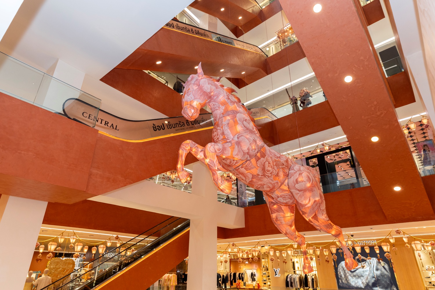 กลุ่มห้างสรรพสินค้าเซ็นทรัล ในเครือเซ็นทรัล รีเทล ผนึกบิ๊กพาร์ทเนอร์จีน ส่งแคมเปญตรุษจีน ชูกิมมิก ‘เซียมซียักษ์’ เสริมมงคลรับปีม้าไฟ ปูพรมรับนักท่องเที่ยวจากทั่วโลก