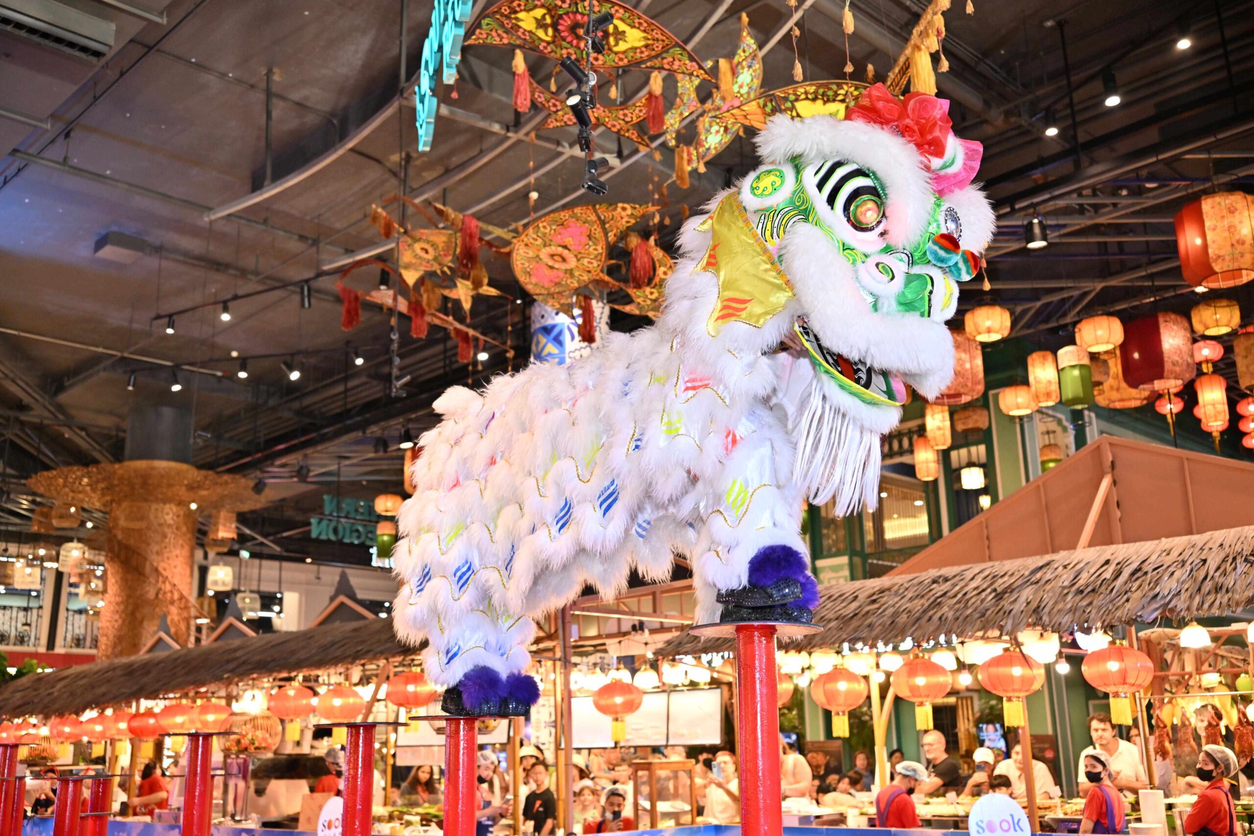 เมืองสุขสยาม ณ ไอคอนสยาม ต้อนรับเทศกาลตรุษจีนปีม้าไฟ ในงาน สุขสยาม “มหัศจรรย์ ตรุษจีน มั่งมี ศรีสุข” ร่วมสักการะขอพร 3 เทพ และองค์ “เทพกวนอู ขี่ม้าเช็กเธาว์”