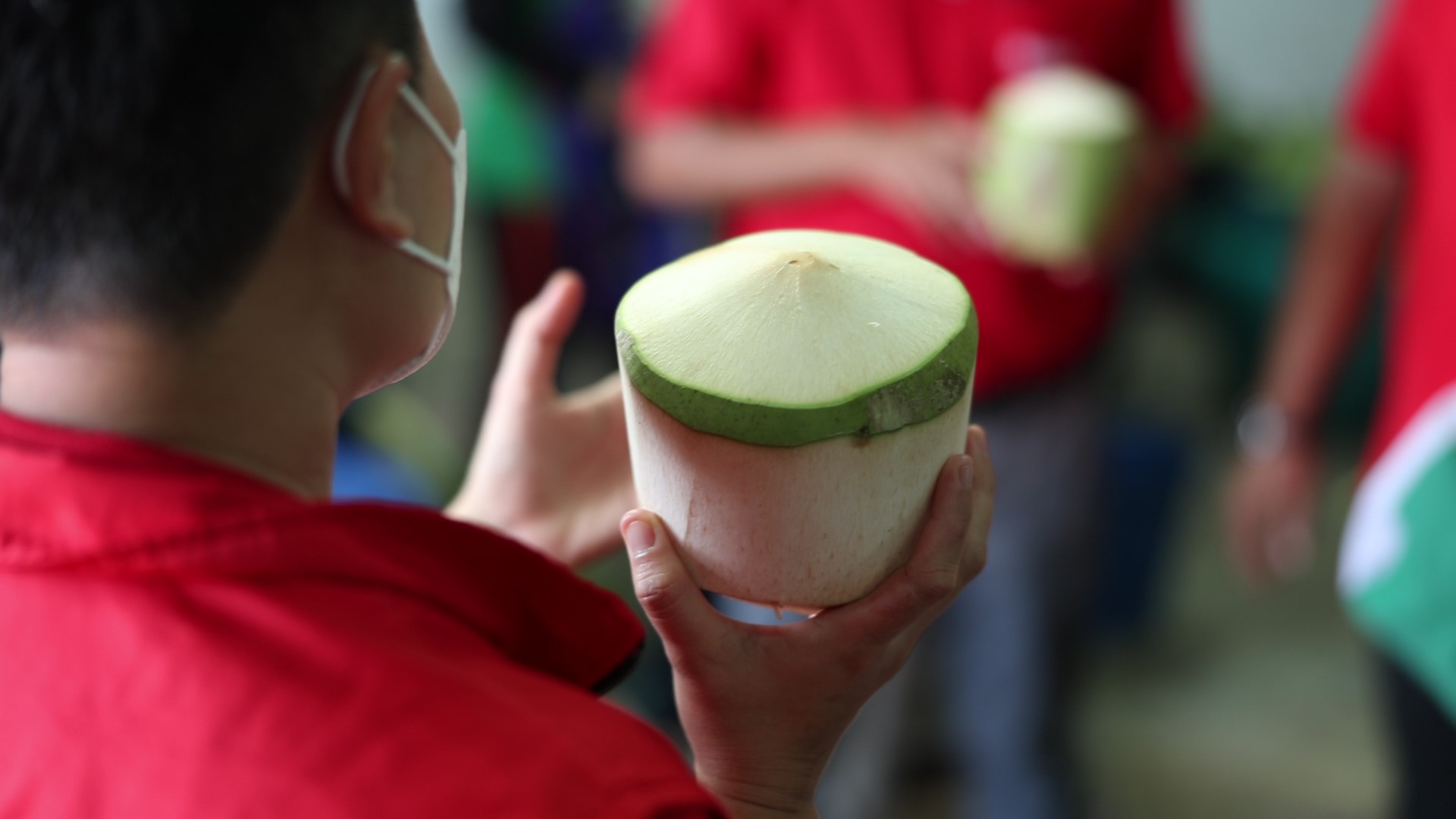 แม็คโคร ภายใต้ ซีพี แอ็กซ์ตร้า หนุนเกษตรกรไทย รับซื้อมะพร้าวน้ำหอมจากสวนบ้านแพ้ว–สงขลา สร้างโอกาสตลาดอย่างยั่งยืน